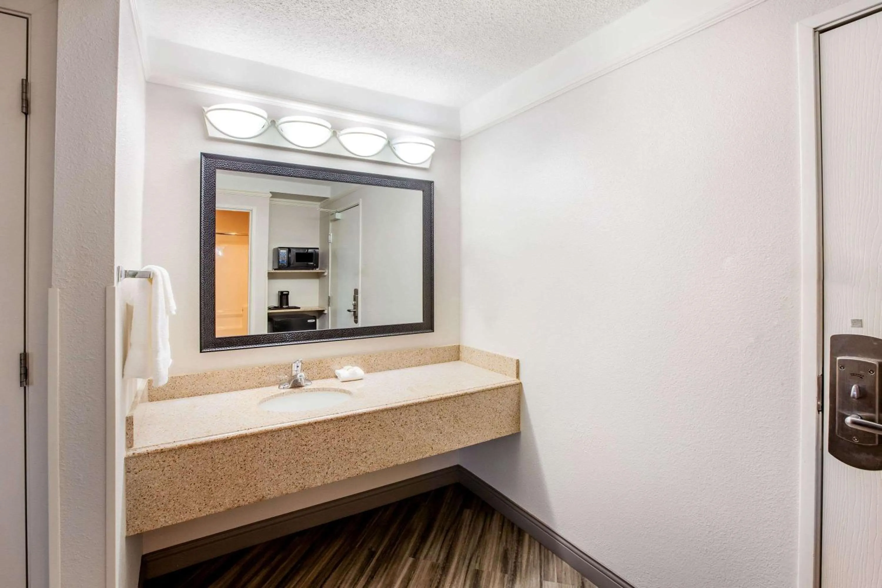 Bathroom, Bed in La Quinta by Wyndham Houston Baytown East