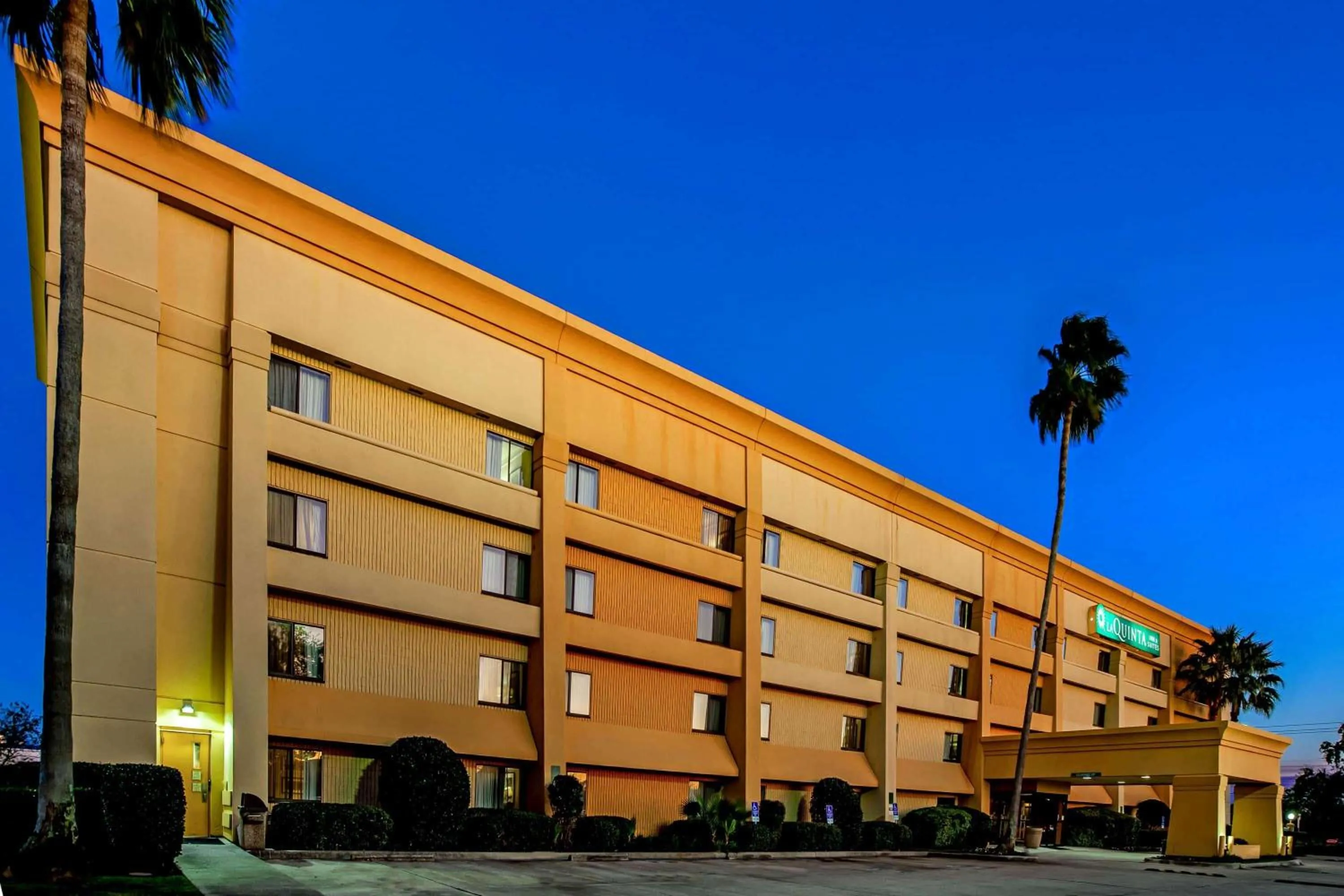 Property building in La Quinta by Wyndham Houston Baytown East