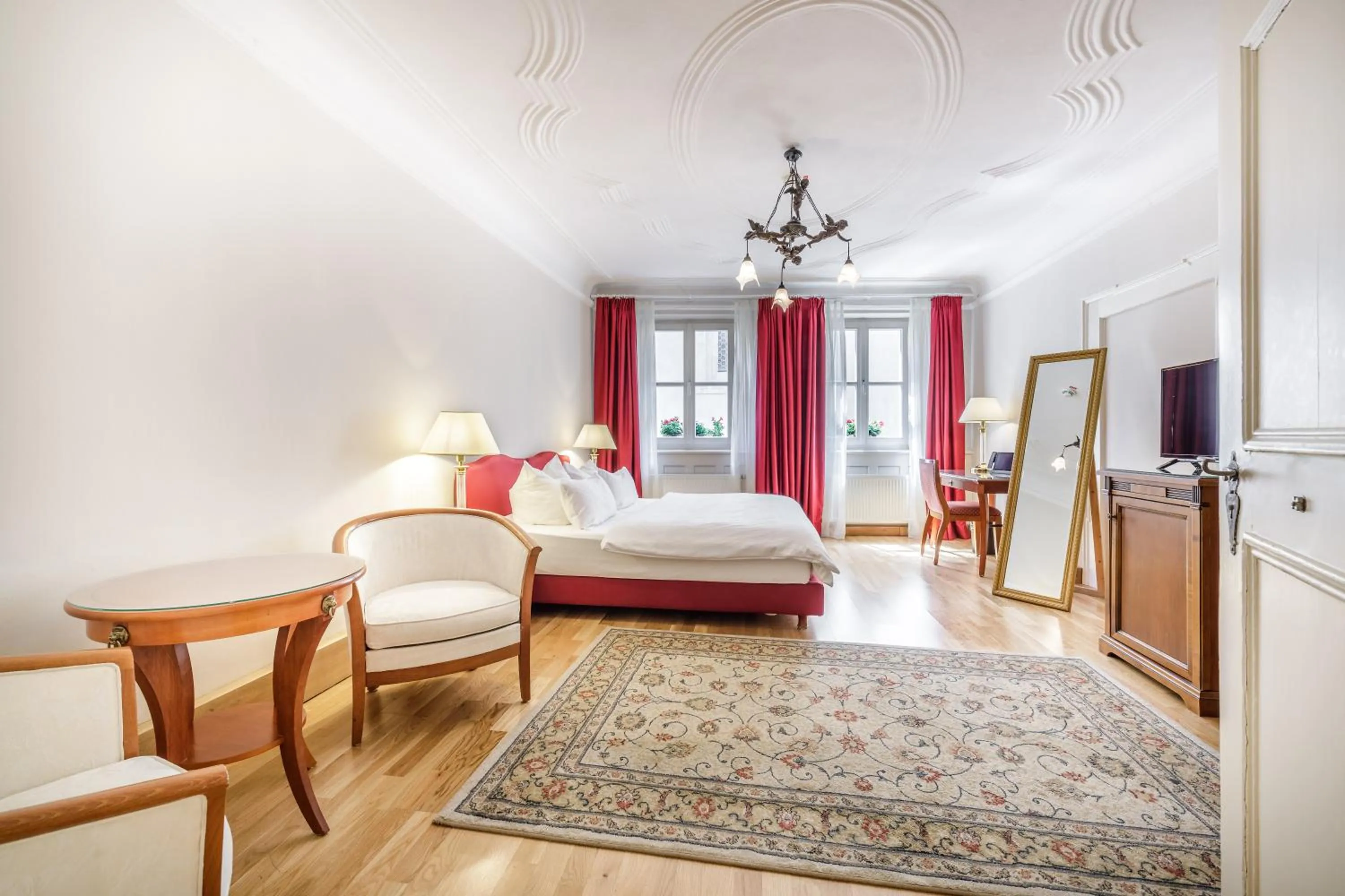 Photo of the whole room, Bed in Chin-Chin Hotel ehemals Bohemian Hotel