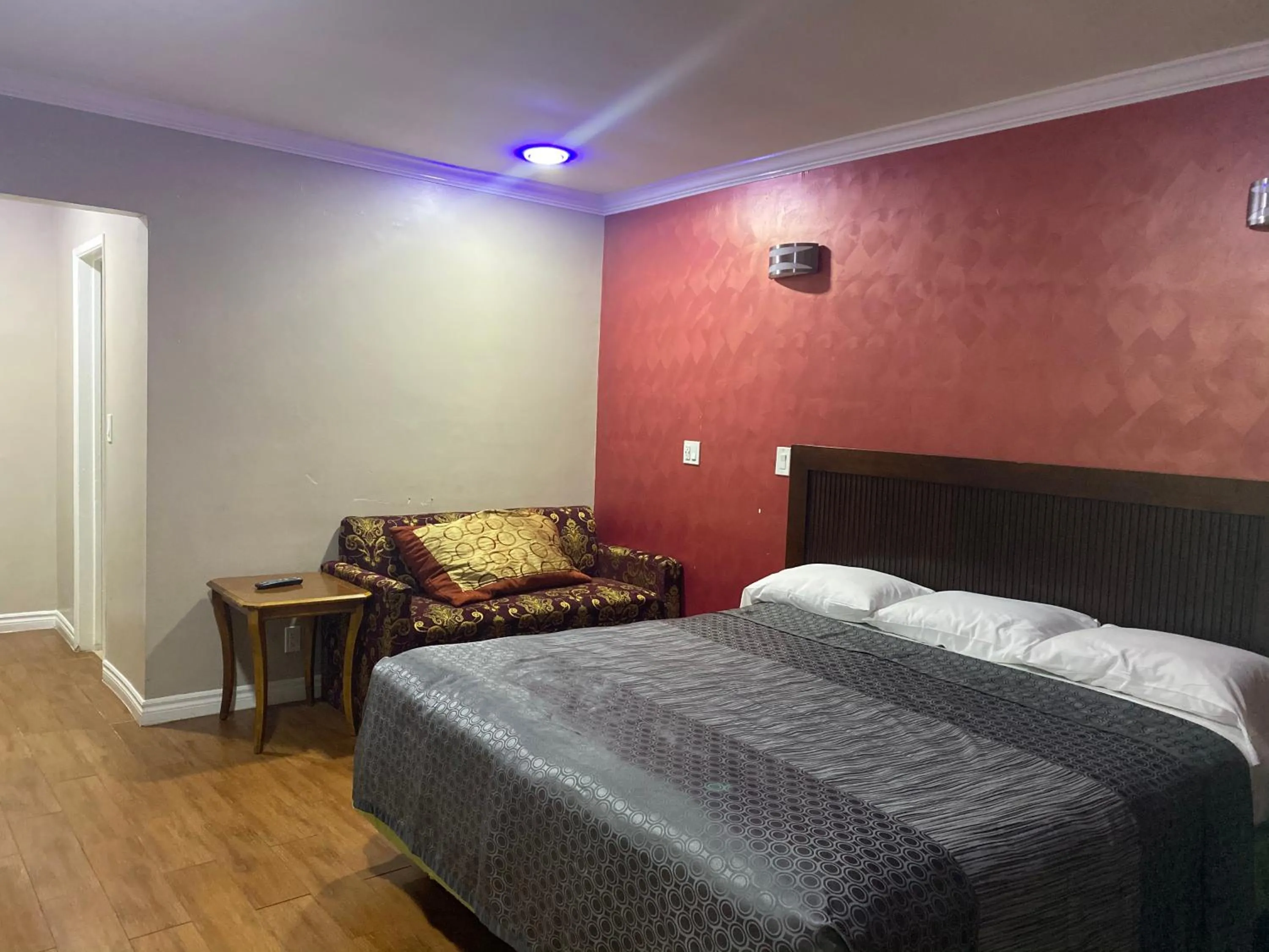 Bed in Villa Park Motel