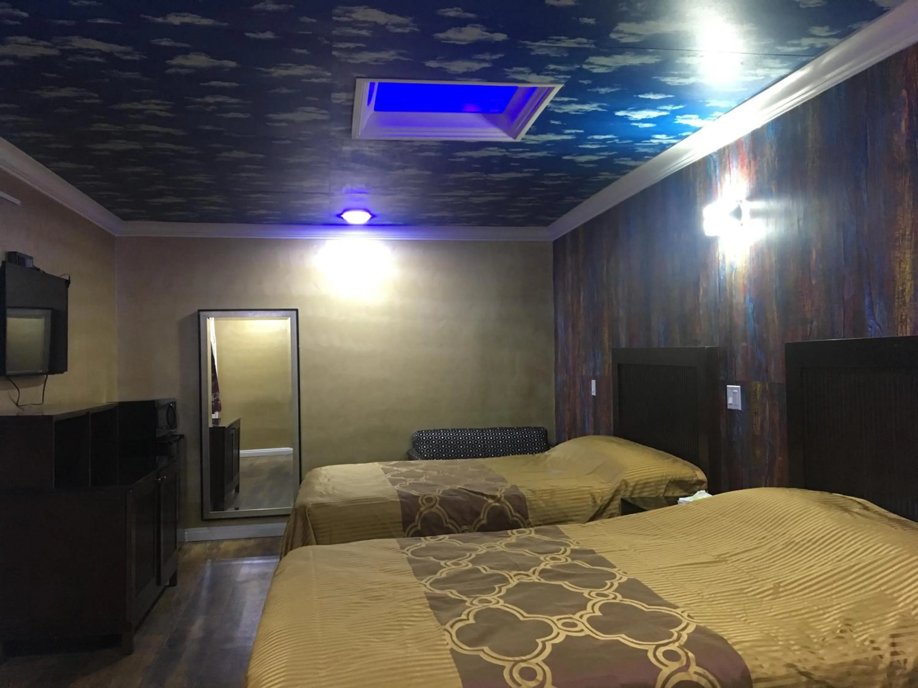 Bed in Villa Park Motel