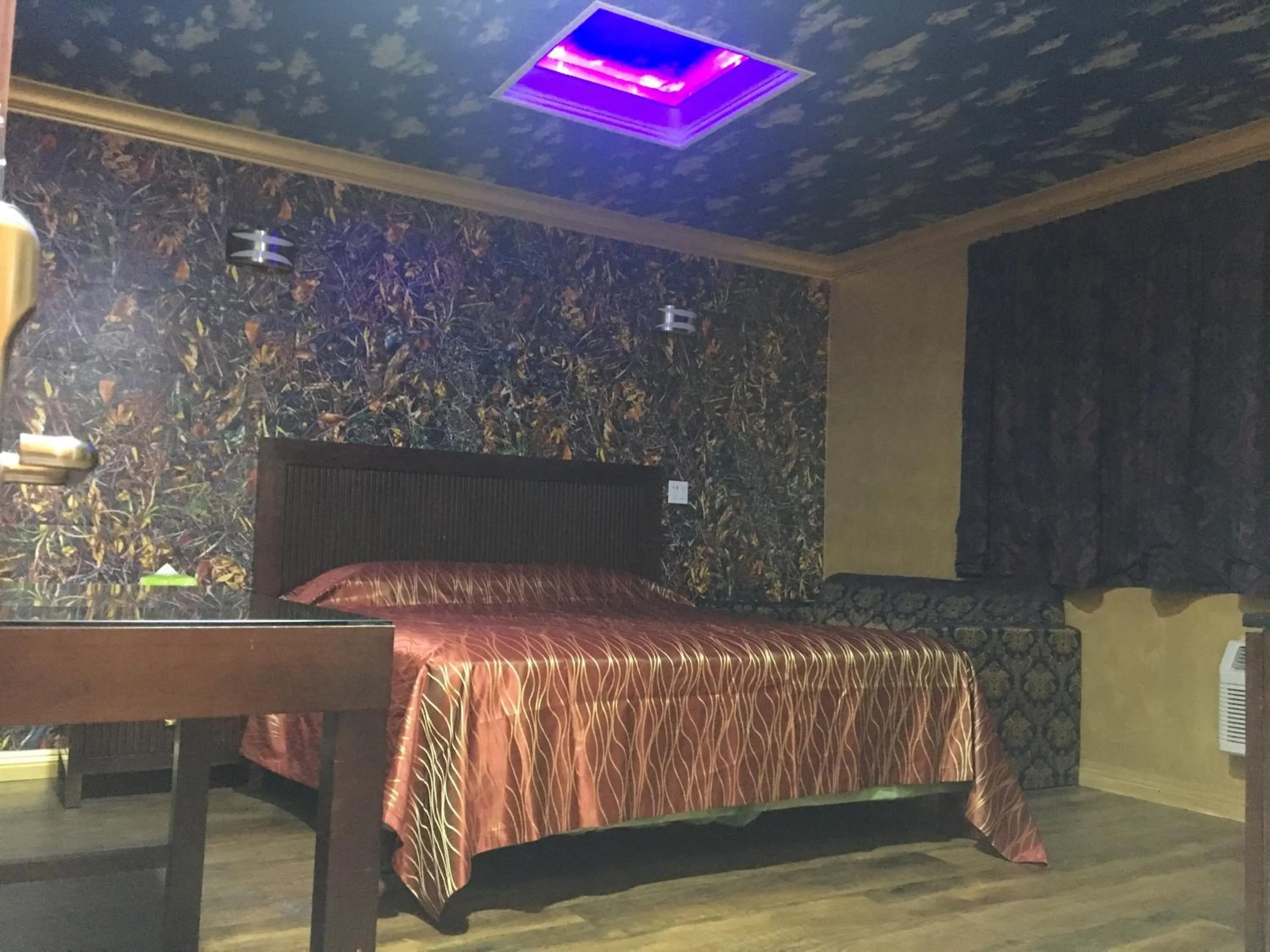 Bed in Villa Park Motel