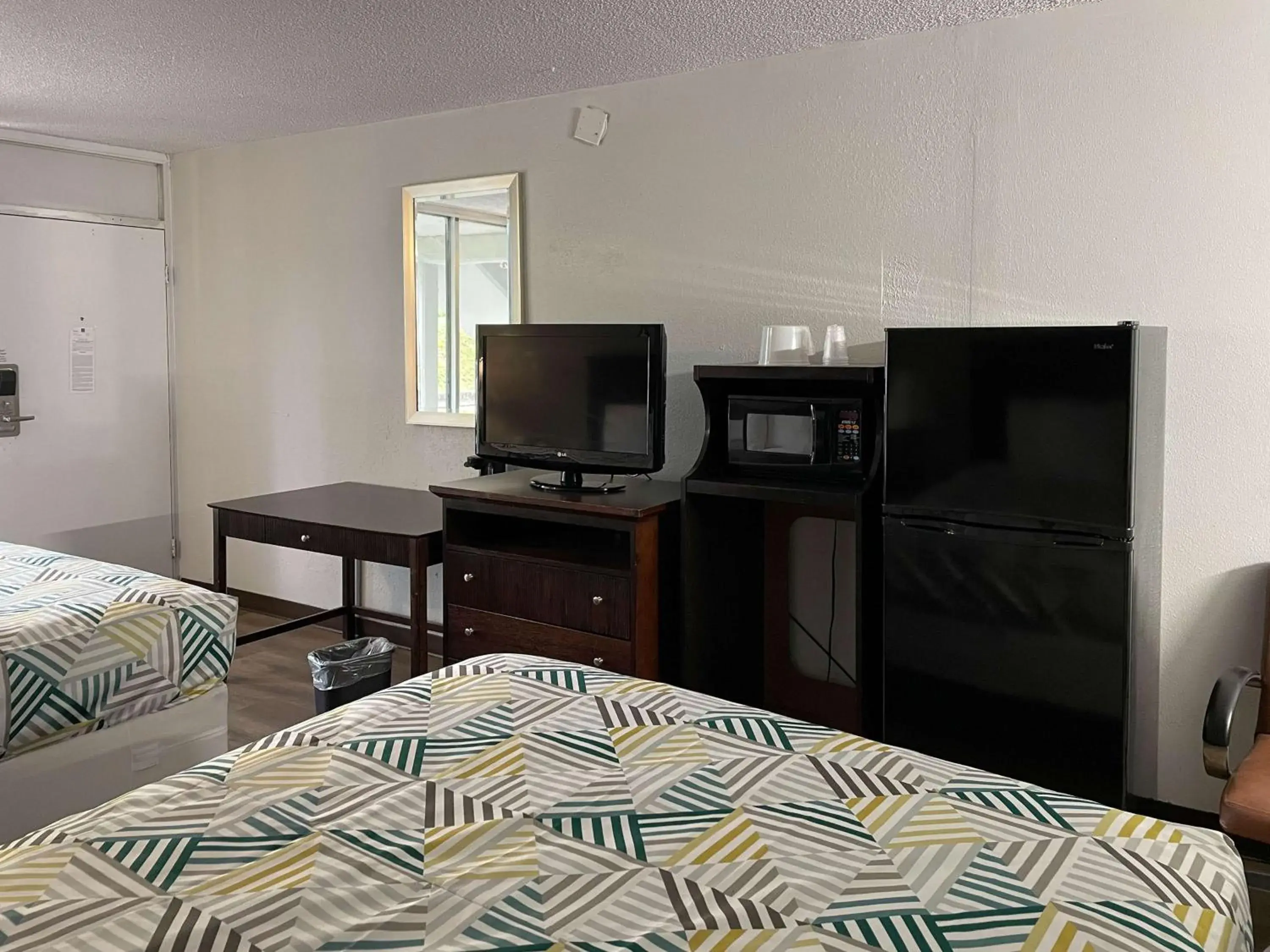 Bedroom, TV/Entertainment Center in Motel 6 Wytheville, VA