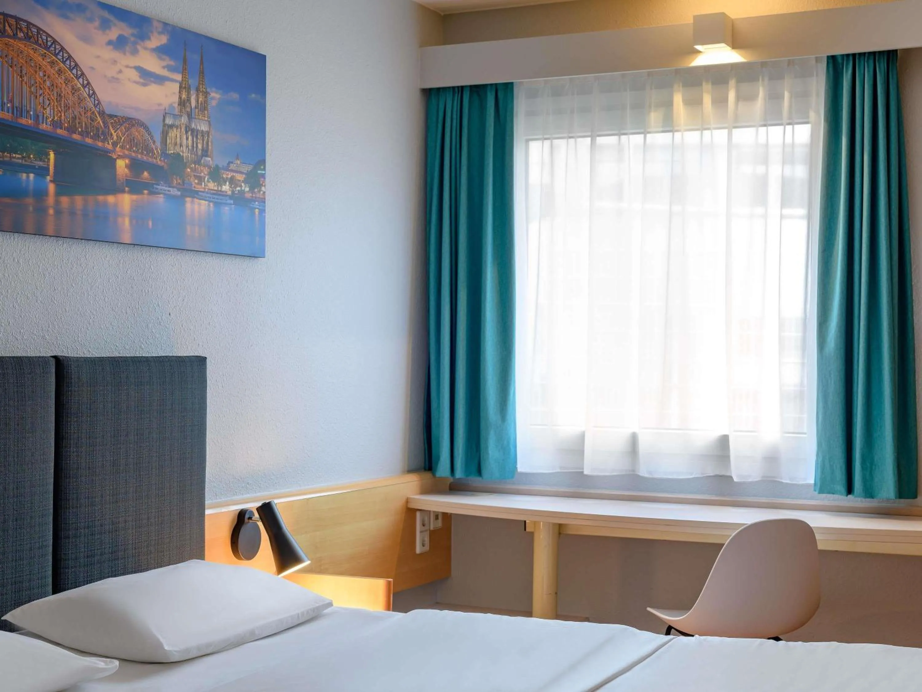 Photo of the whole room, Bed in ibis Köln Frechen