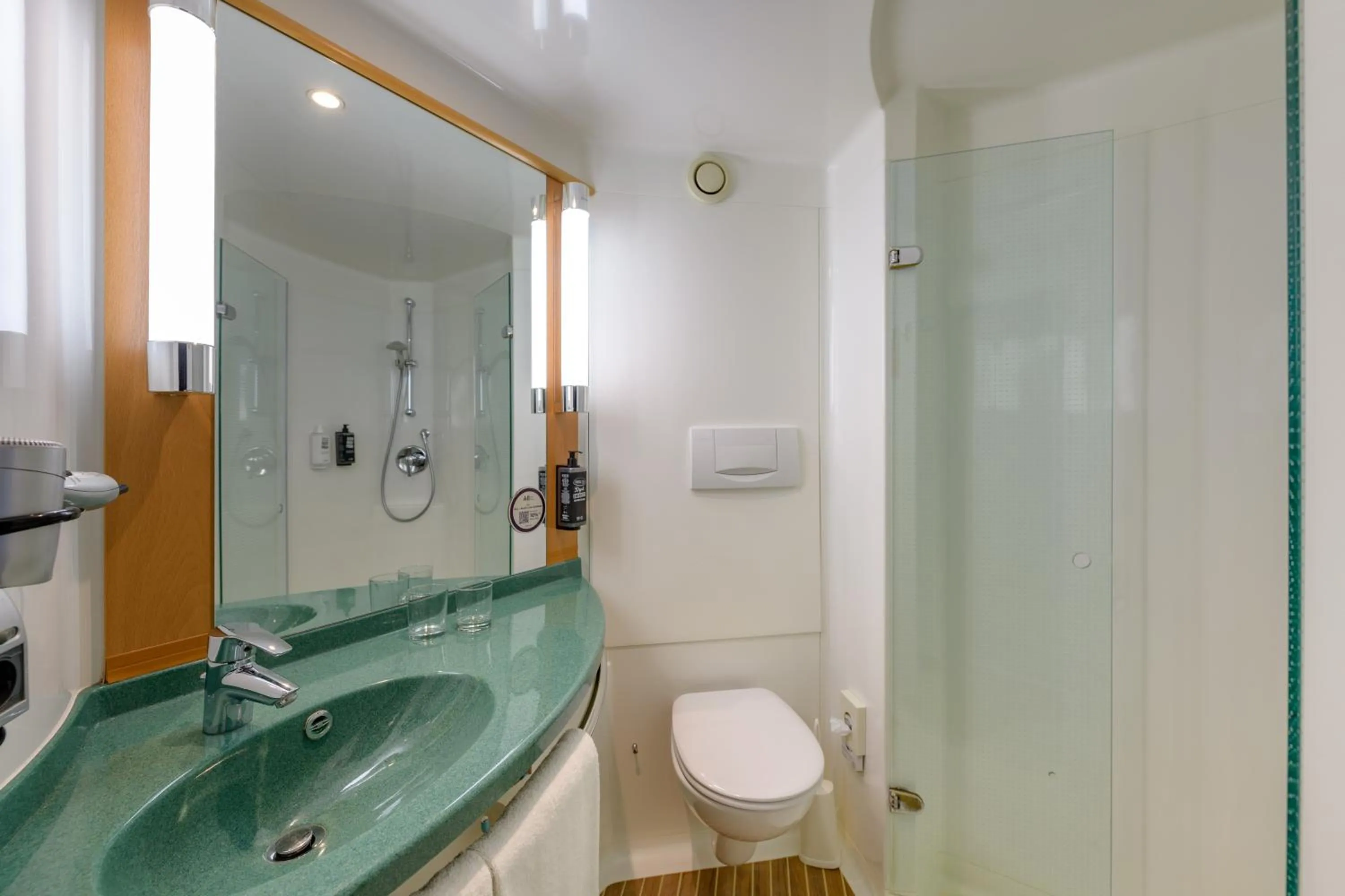 Toilet in ibis Köln Frechen