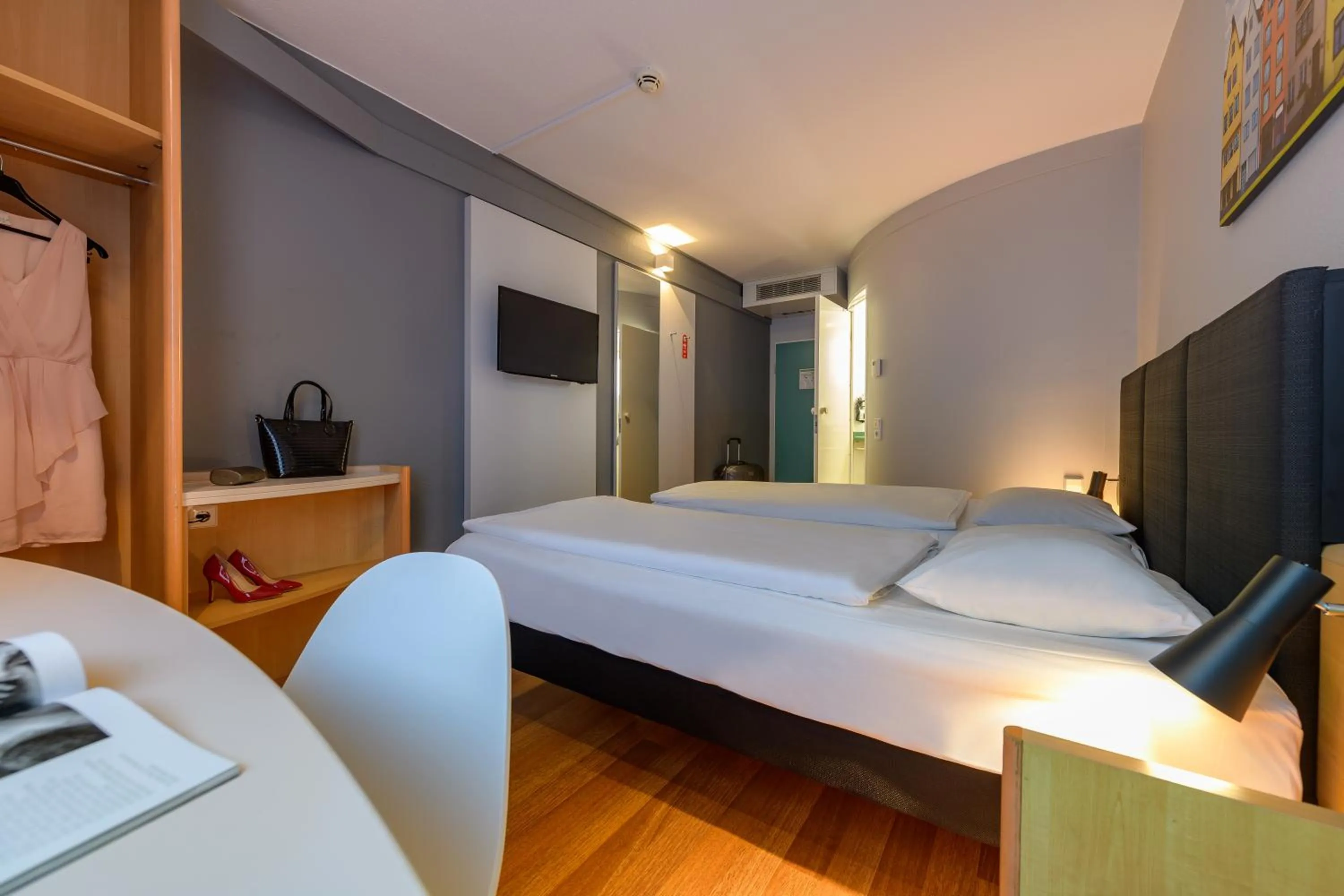 Photo of the whole room, Bed in ibis Köln Frechen