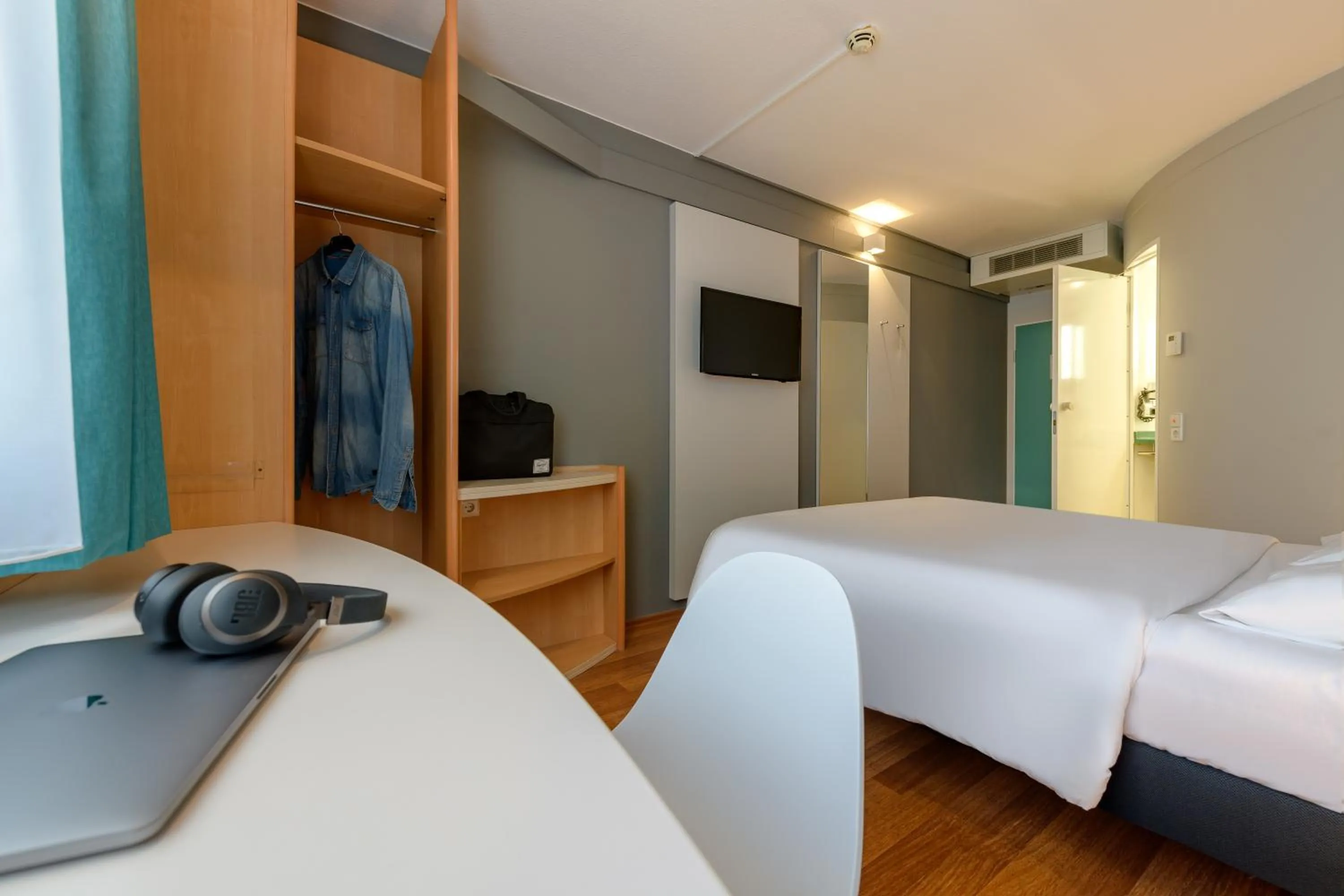 Photo of the whole room, Bed in ibis Köln Frechen