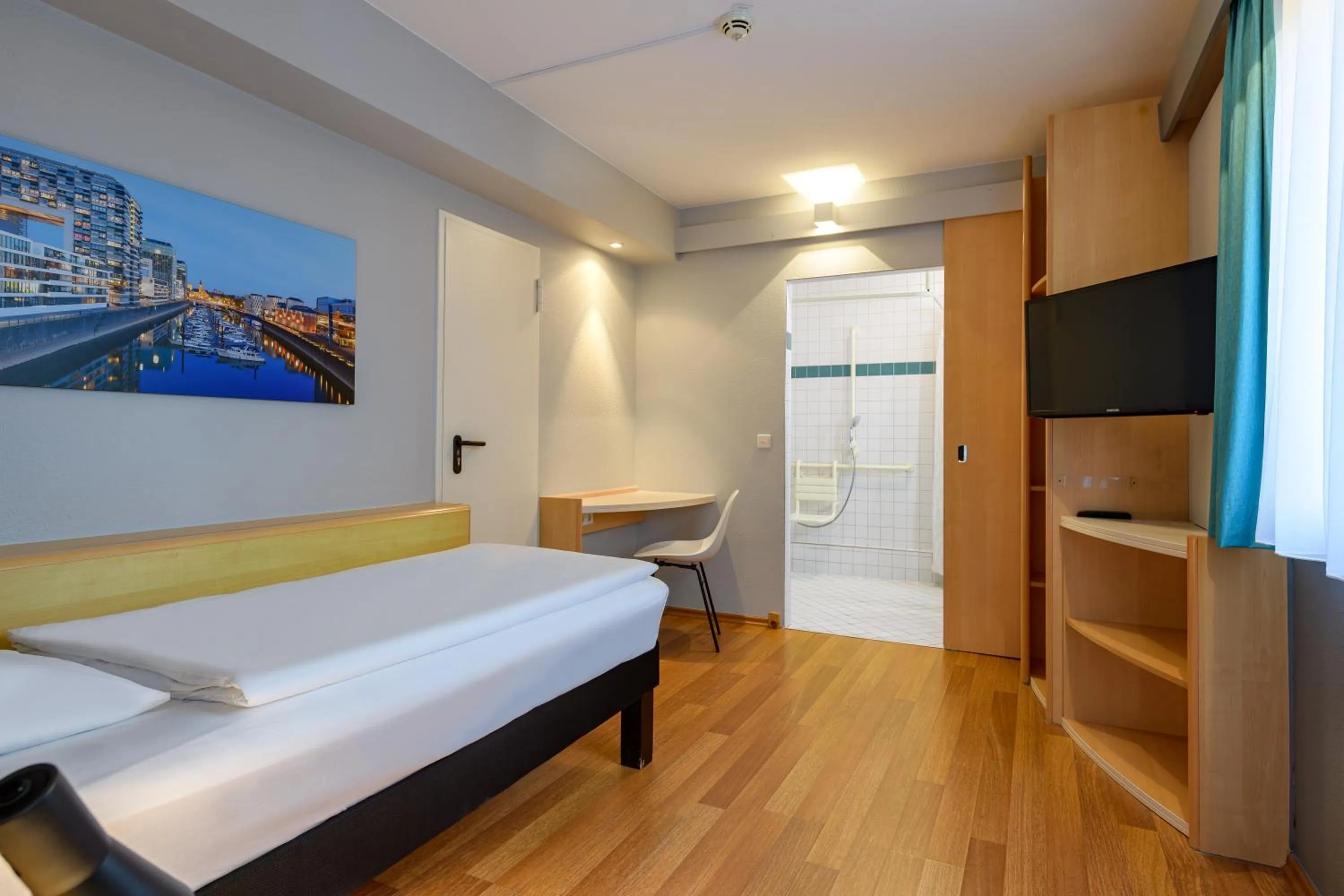 Facility for disabled guests, Bed in ibis Köln Frechen