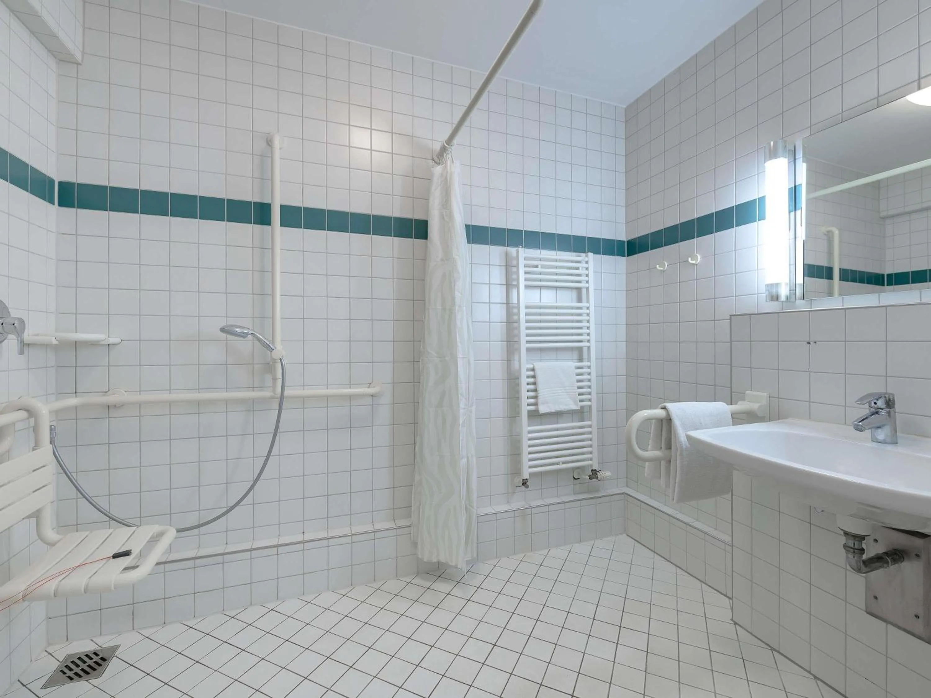 Shower in ibis Köln Frechen