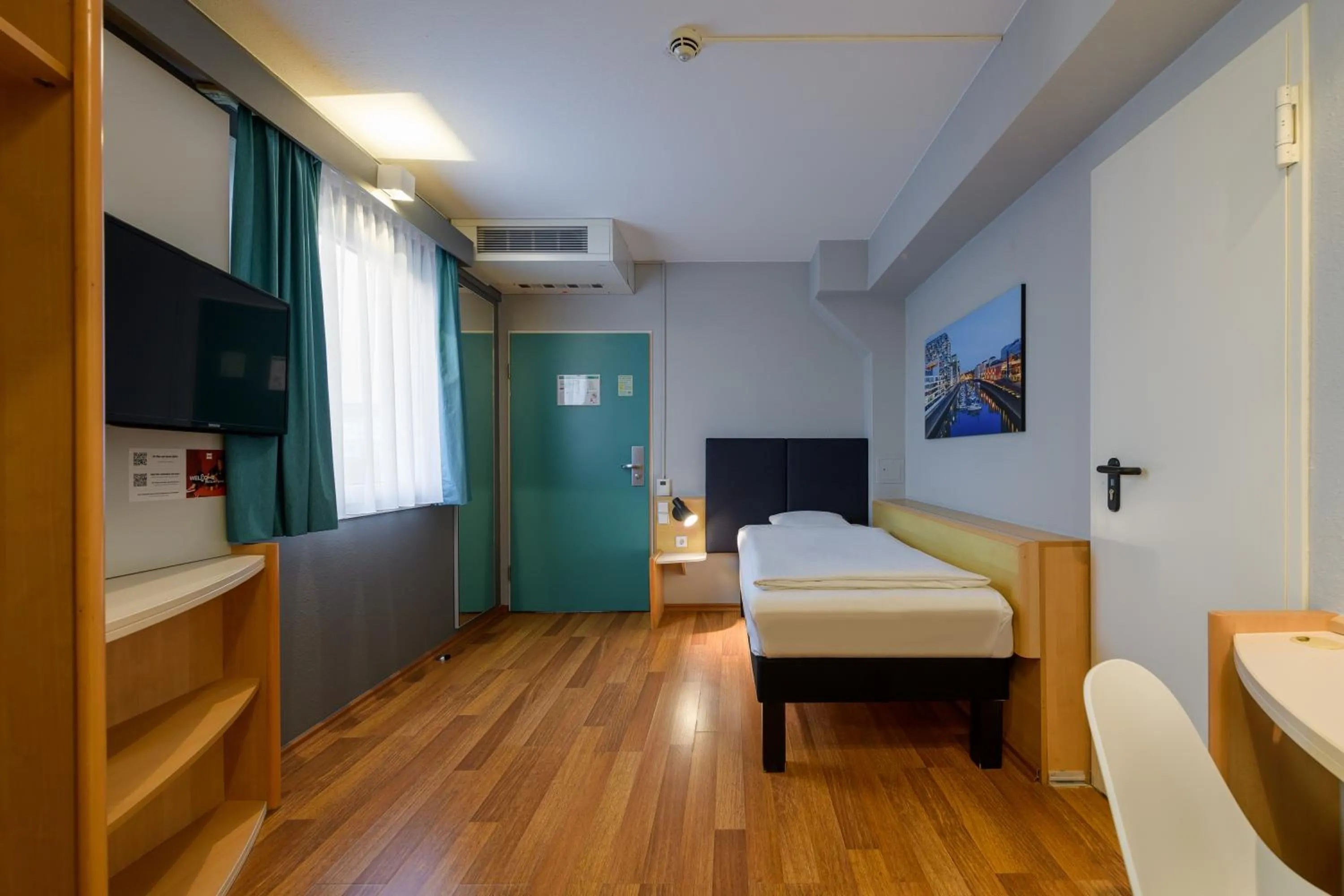 Photo of the whole room, Bed in ibis Köln Frechen