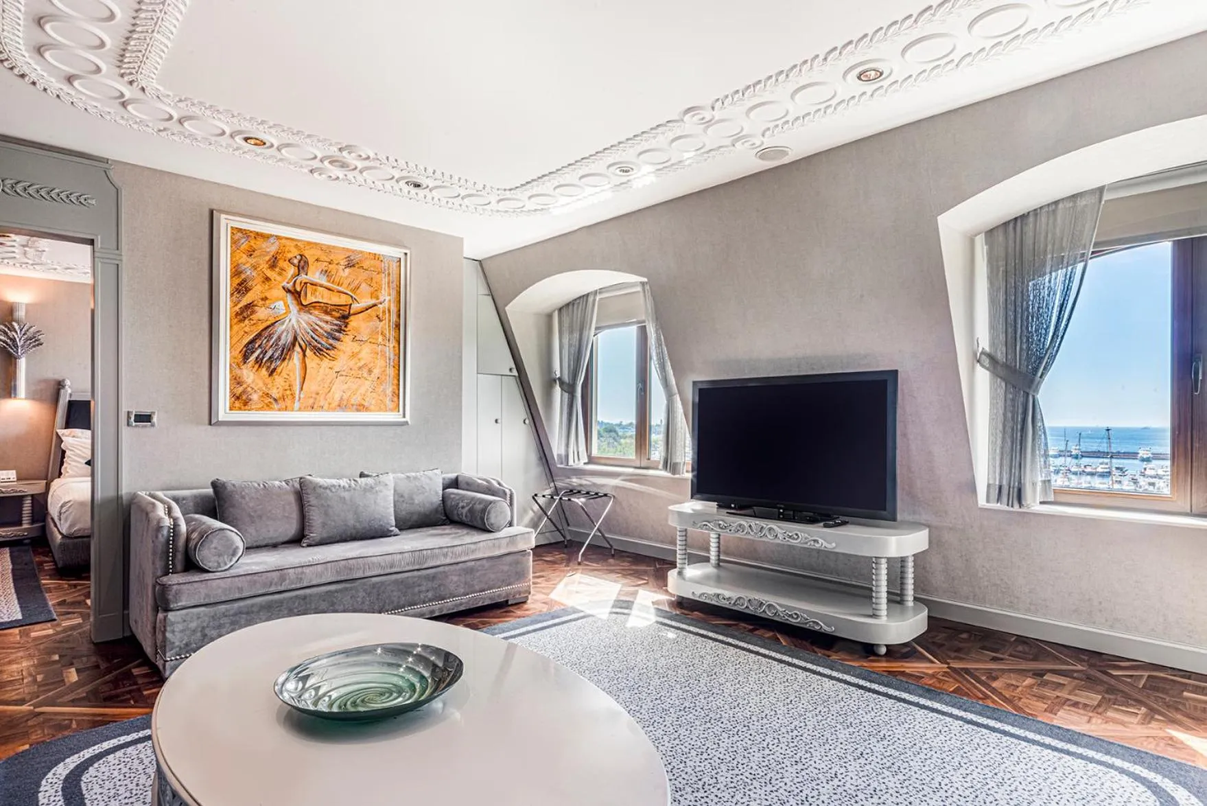 Communal lounge/ TV room in Wyndham Grand Istanbul Kalamış Marina Hotel