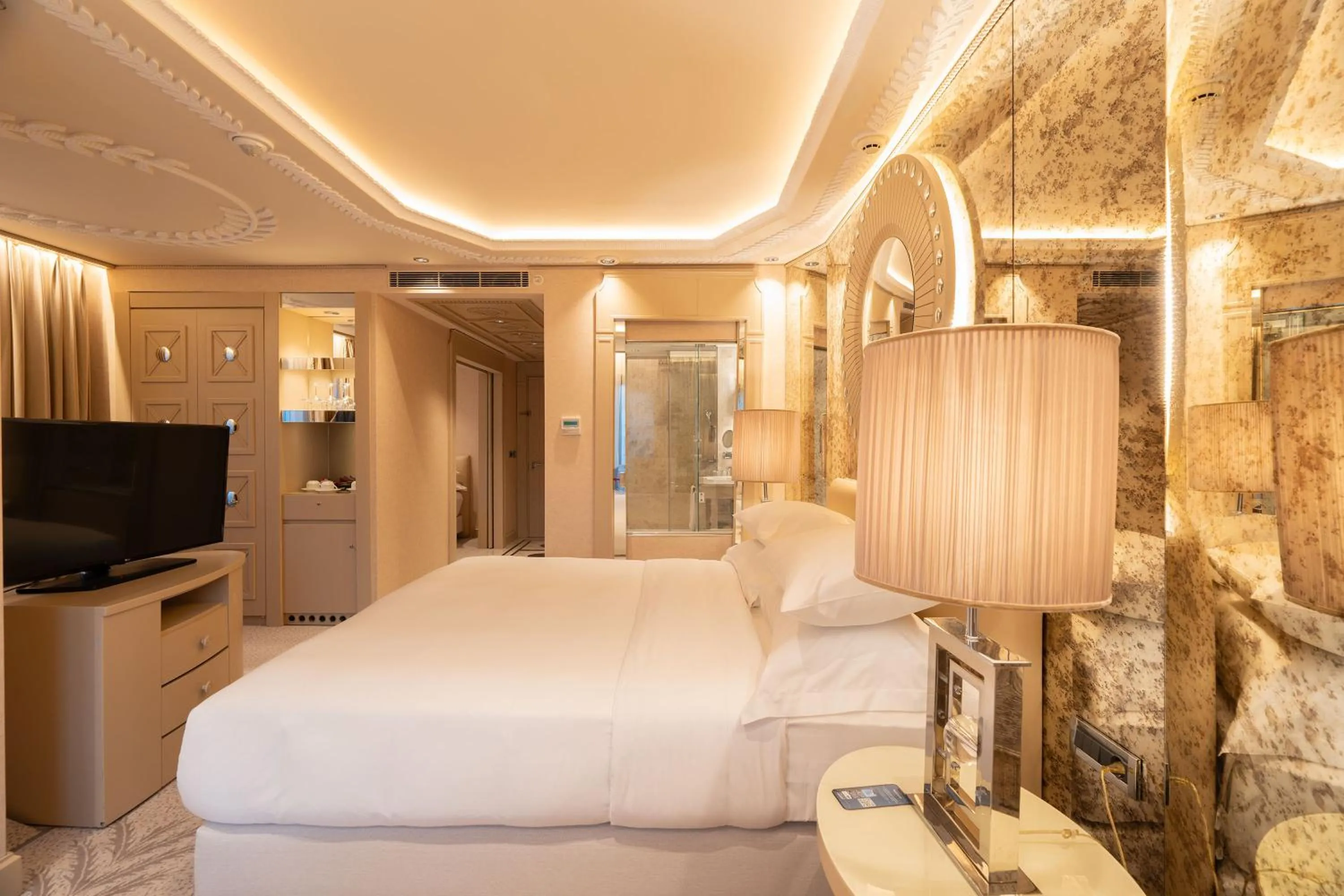 Communal lounge/ TV room, Bed in Wyndham Grand Istanbul Kalamış Marina Hotel