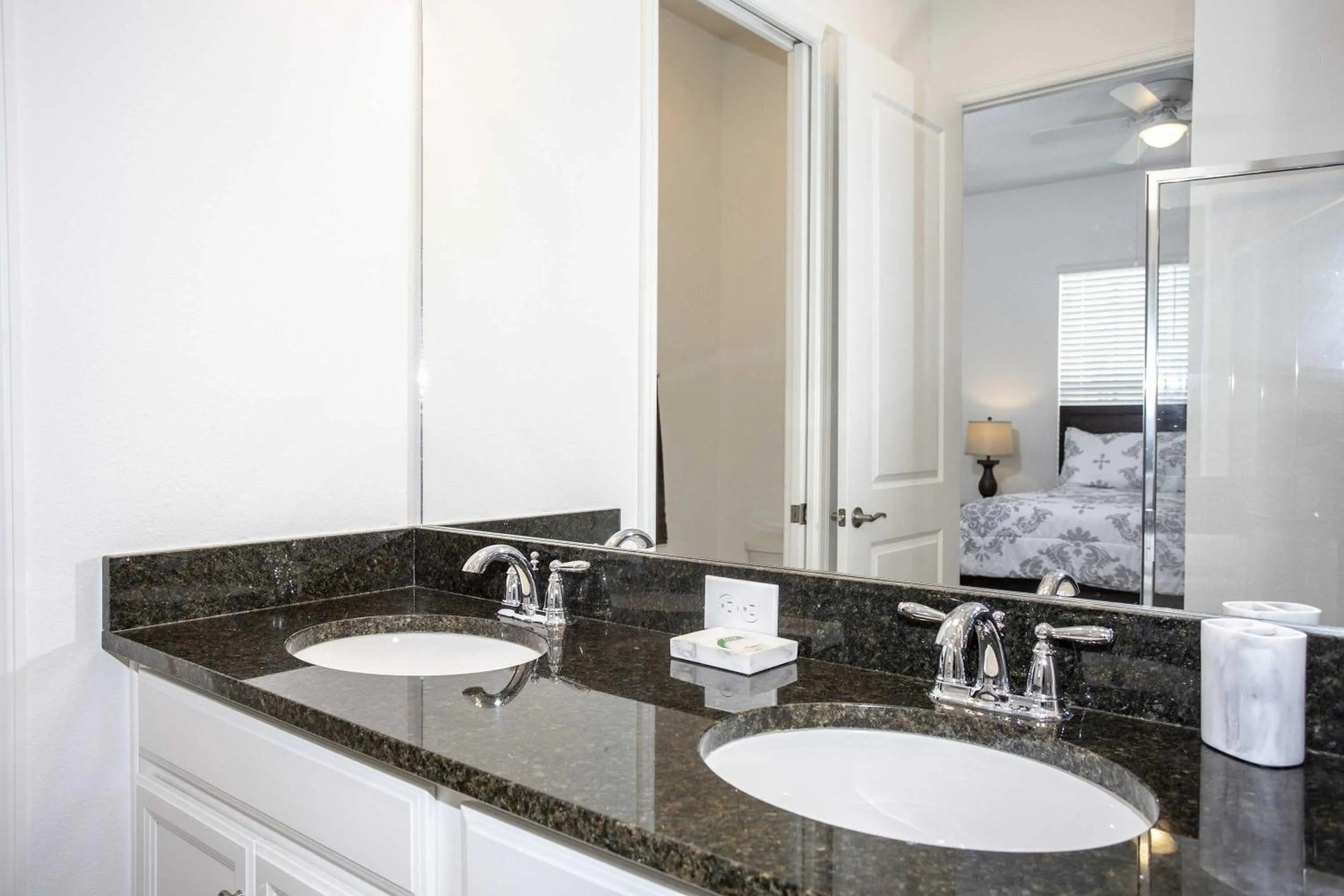 Stunning 5 Bd Home w/ Pool Close to Disney 174