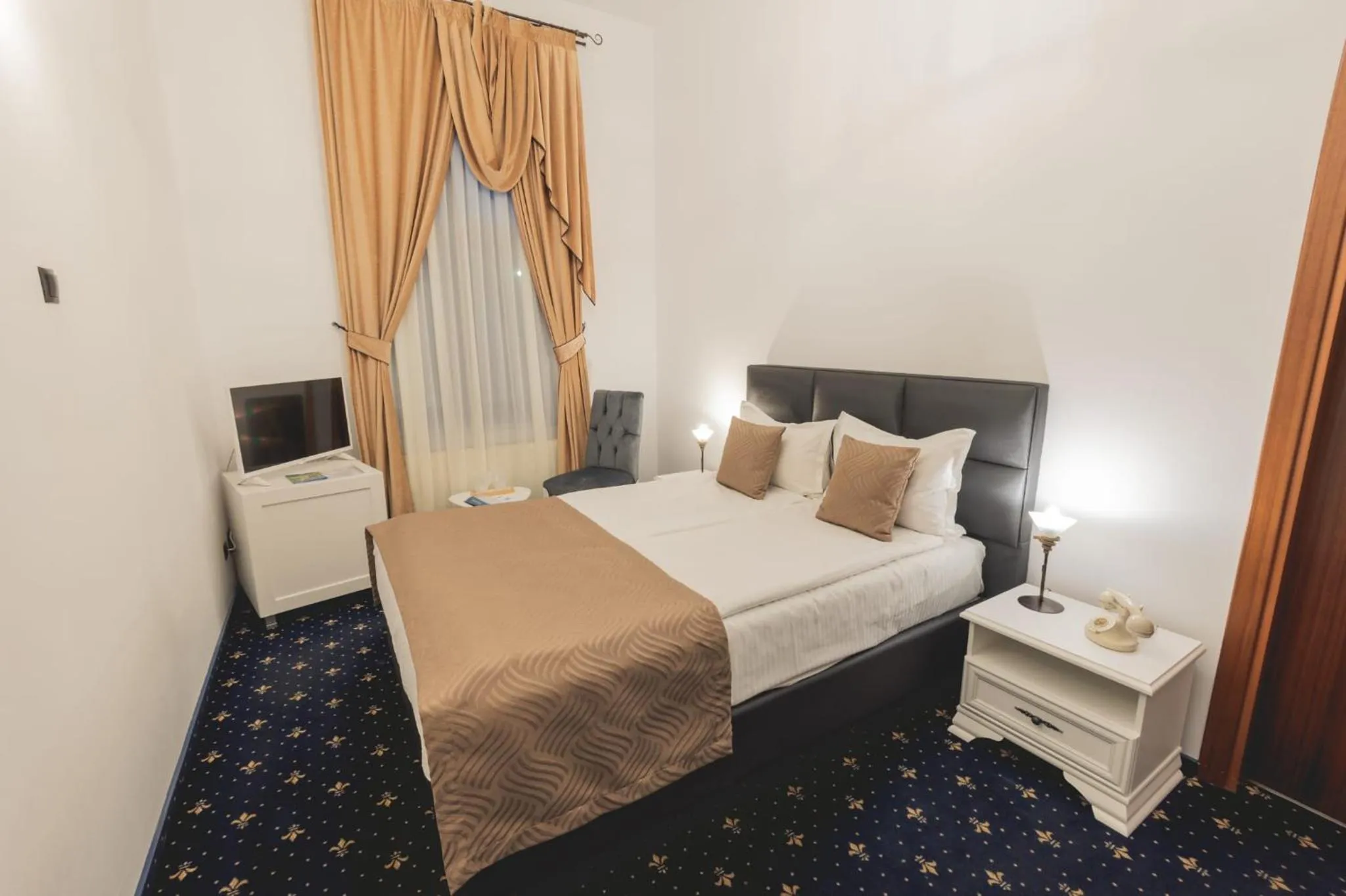 Bed in Hotel Carol - Vatra Dornei