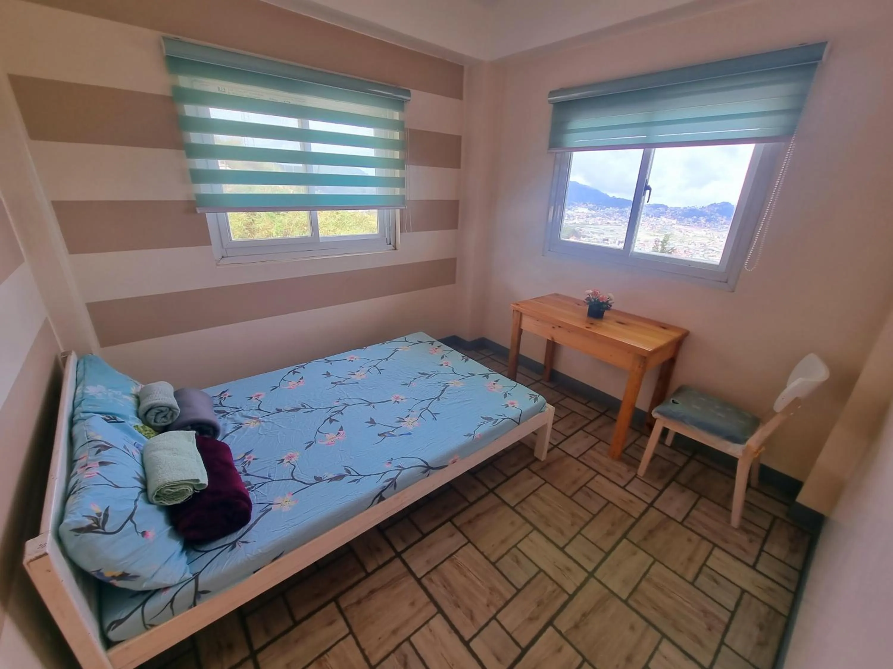 Bed in Wanay's Rocky Mountain Homestay