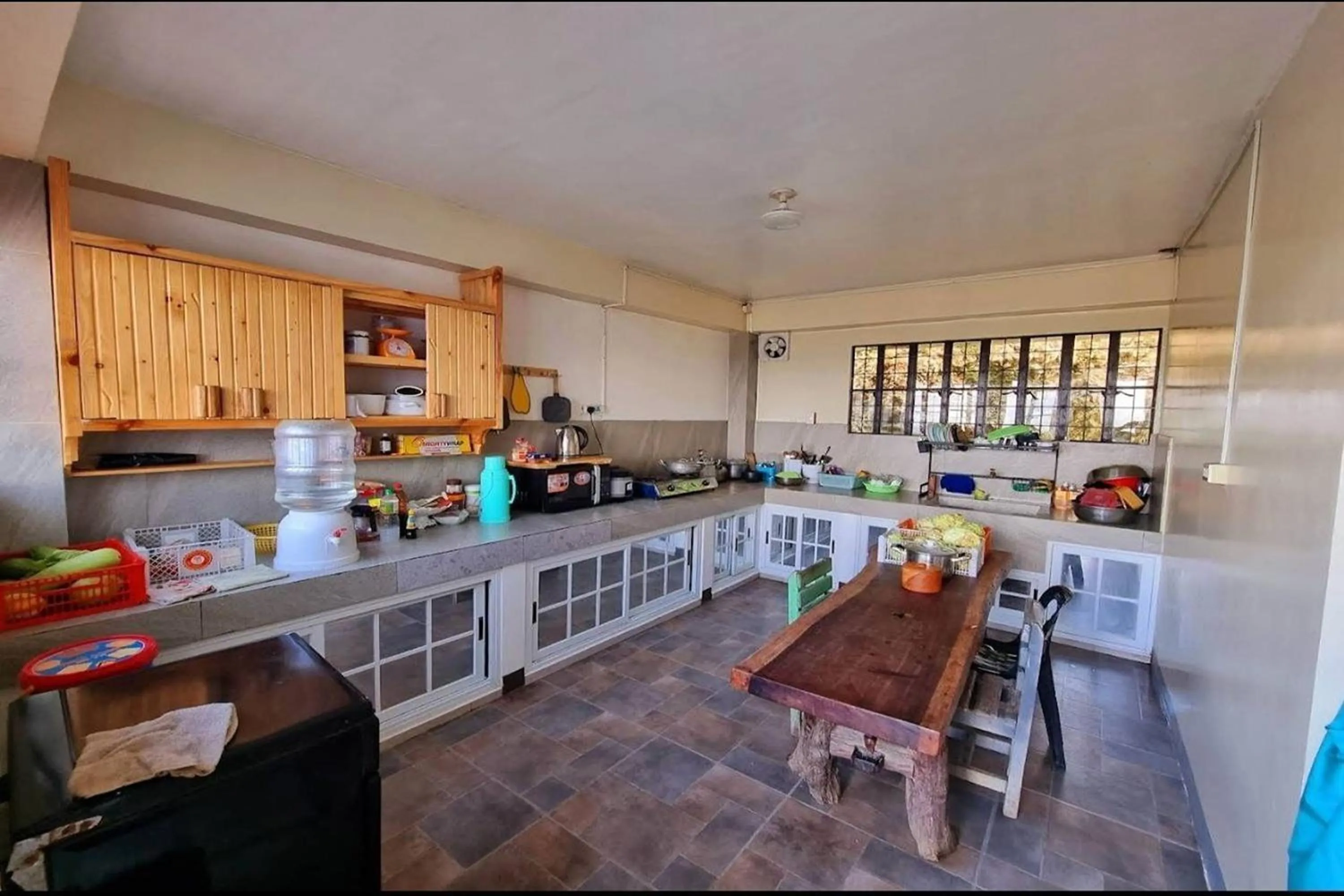 Communal kitchen in Wanay's Rocky Mountain Homestay