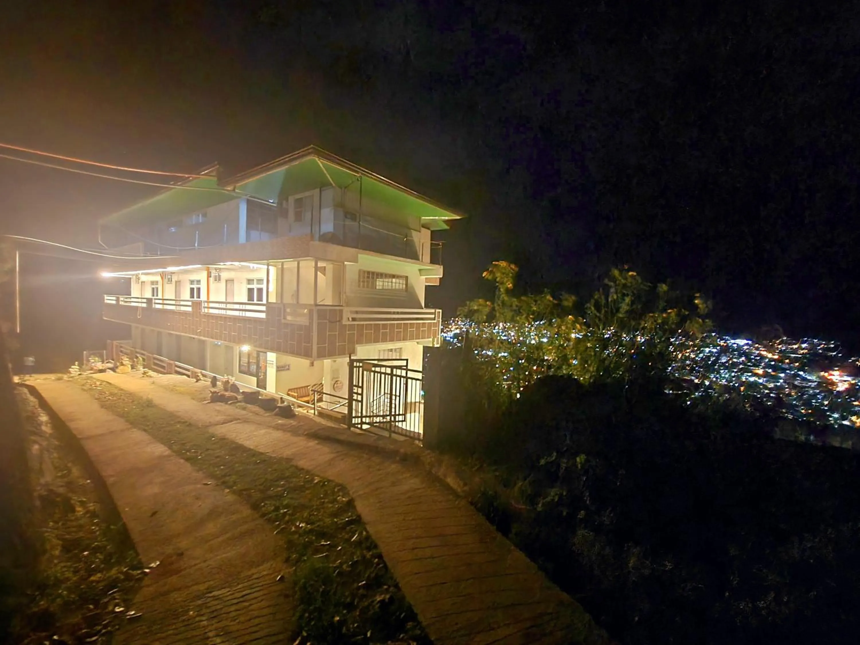 Property building in Wanay's Rocky Mountain Homestay