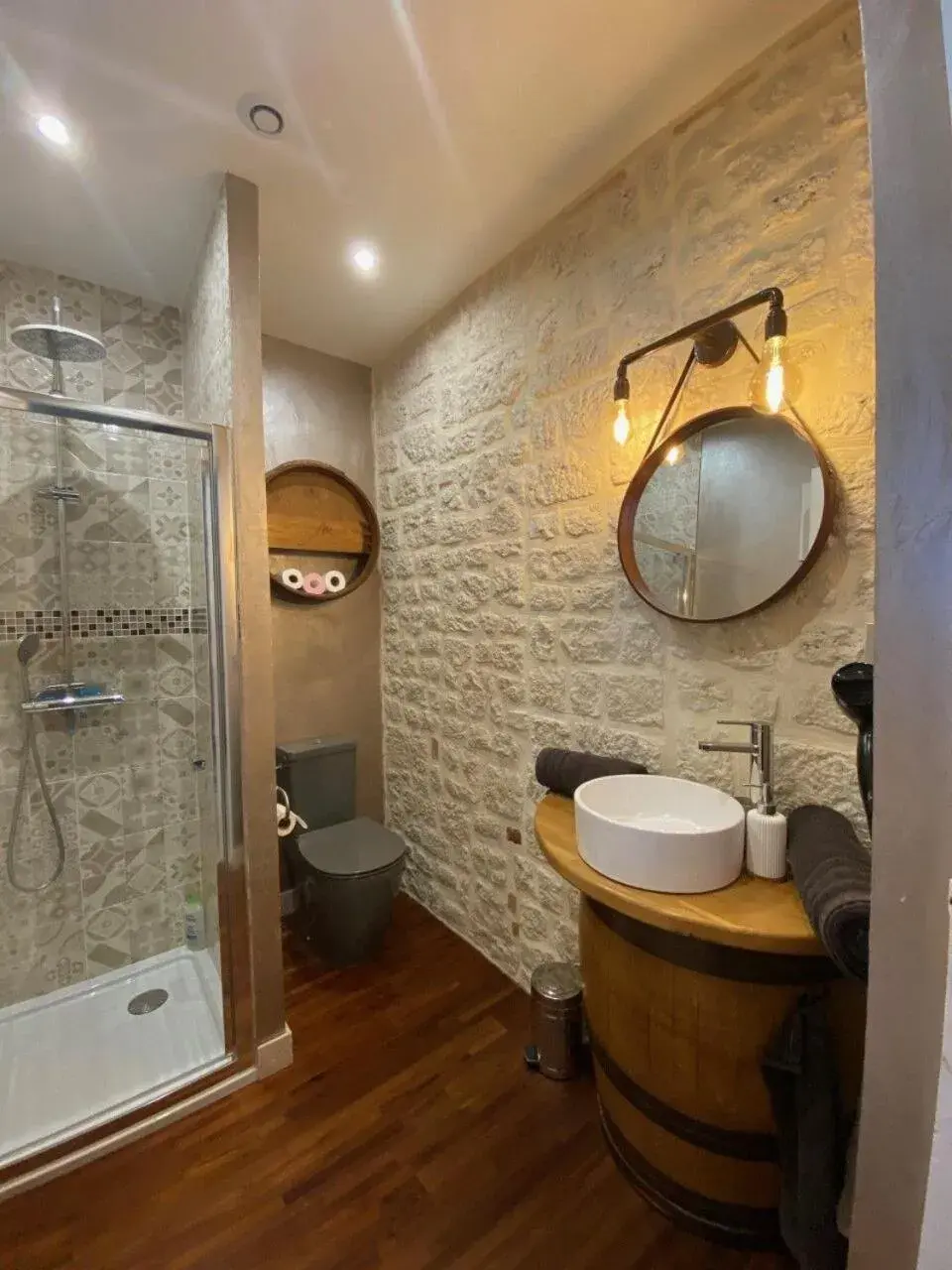 bella vista bedroom with queen size bed with private and separate bathroom in Le Relais de la Chouette bella vista bedroom with queen size bed with private and separate bathroom in Le Relais de la Chouette