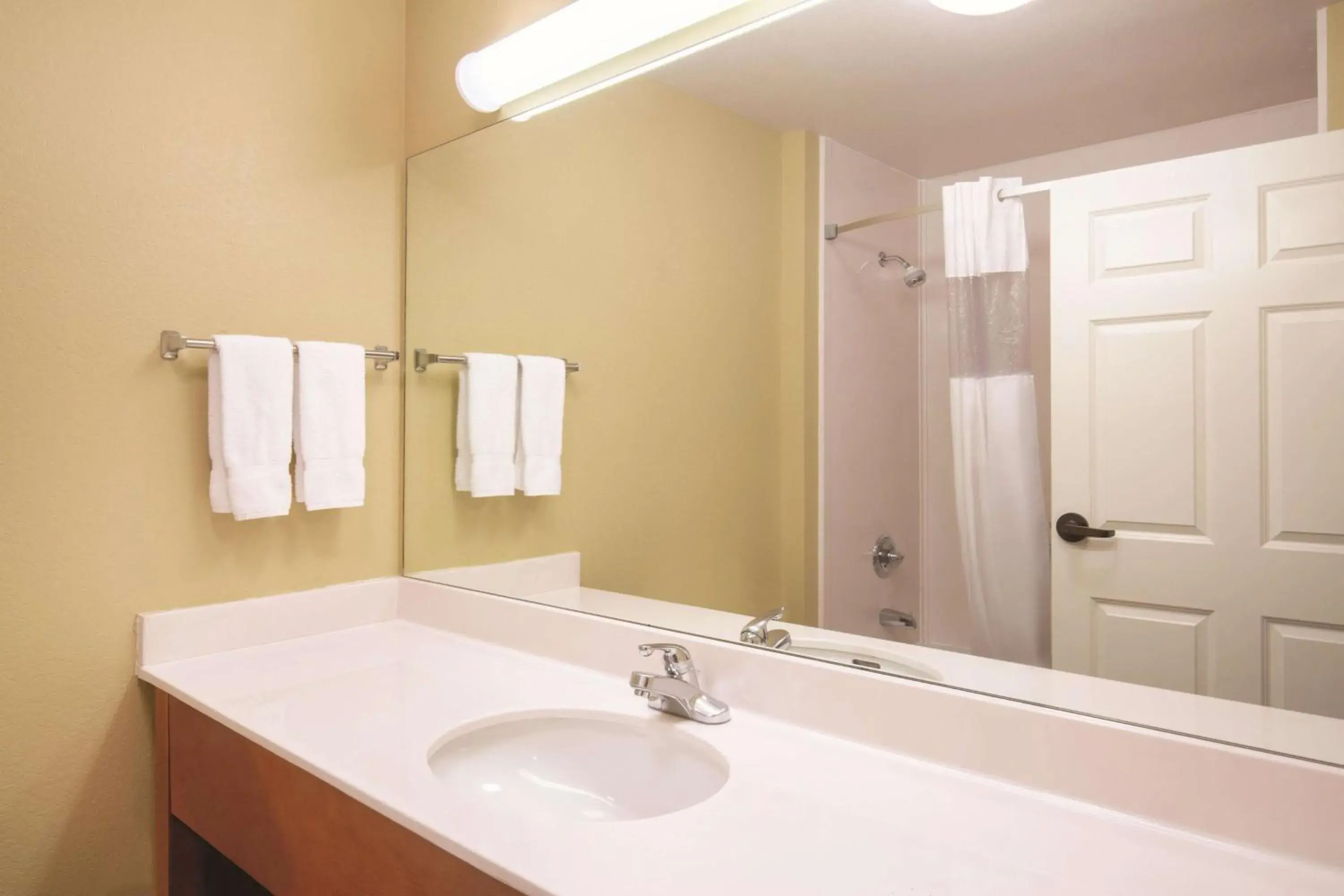 Photo of the whole room in La Quinta by Wyndham Bentonville Photo of the whole room in La Quinta by Wyndham Bentonville