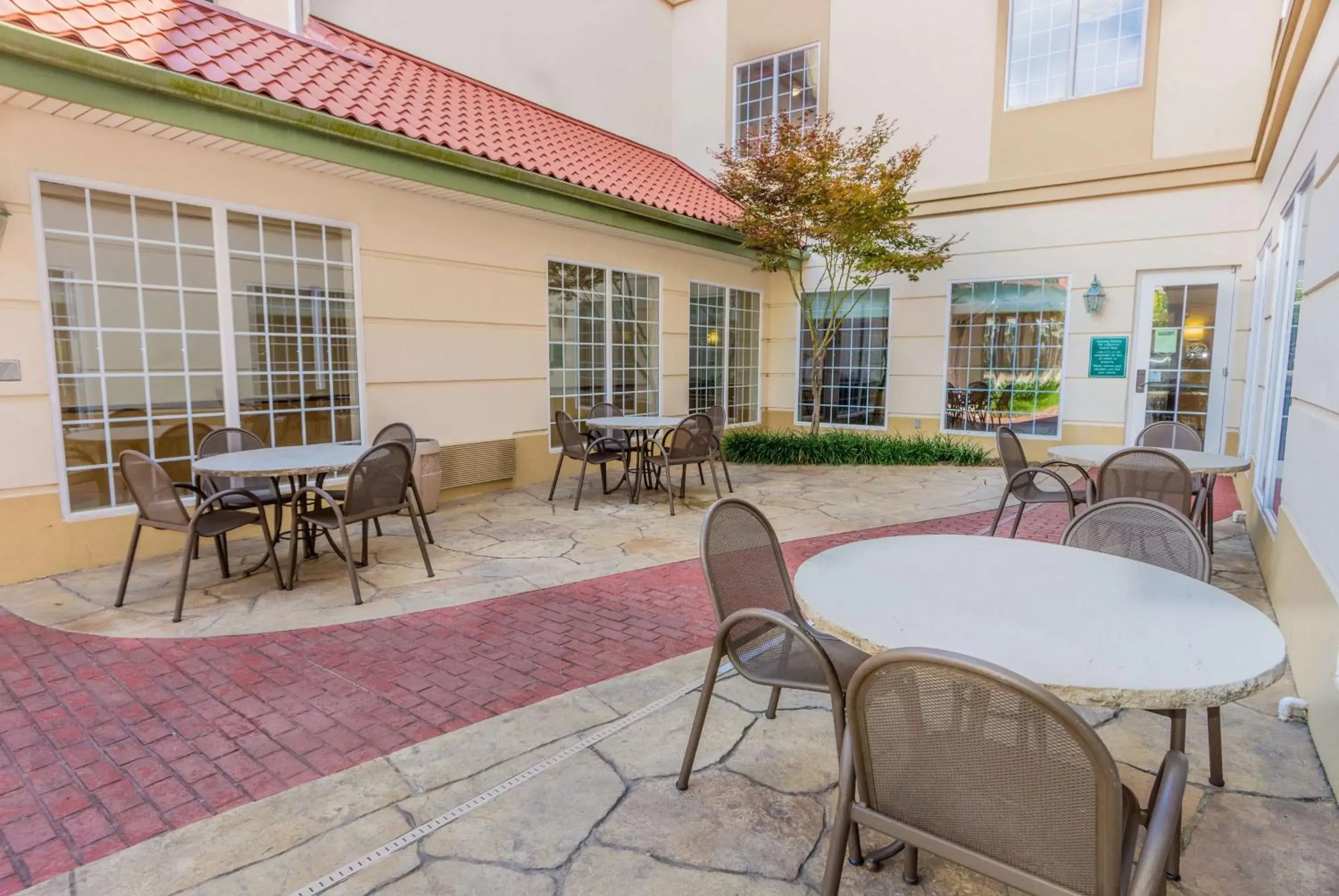 Restaurant/places to eat in La Quinta by Wyndham Bentonville Restaurant/places to eat in La Quinta by Wyndham Bentonville