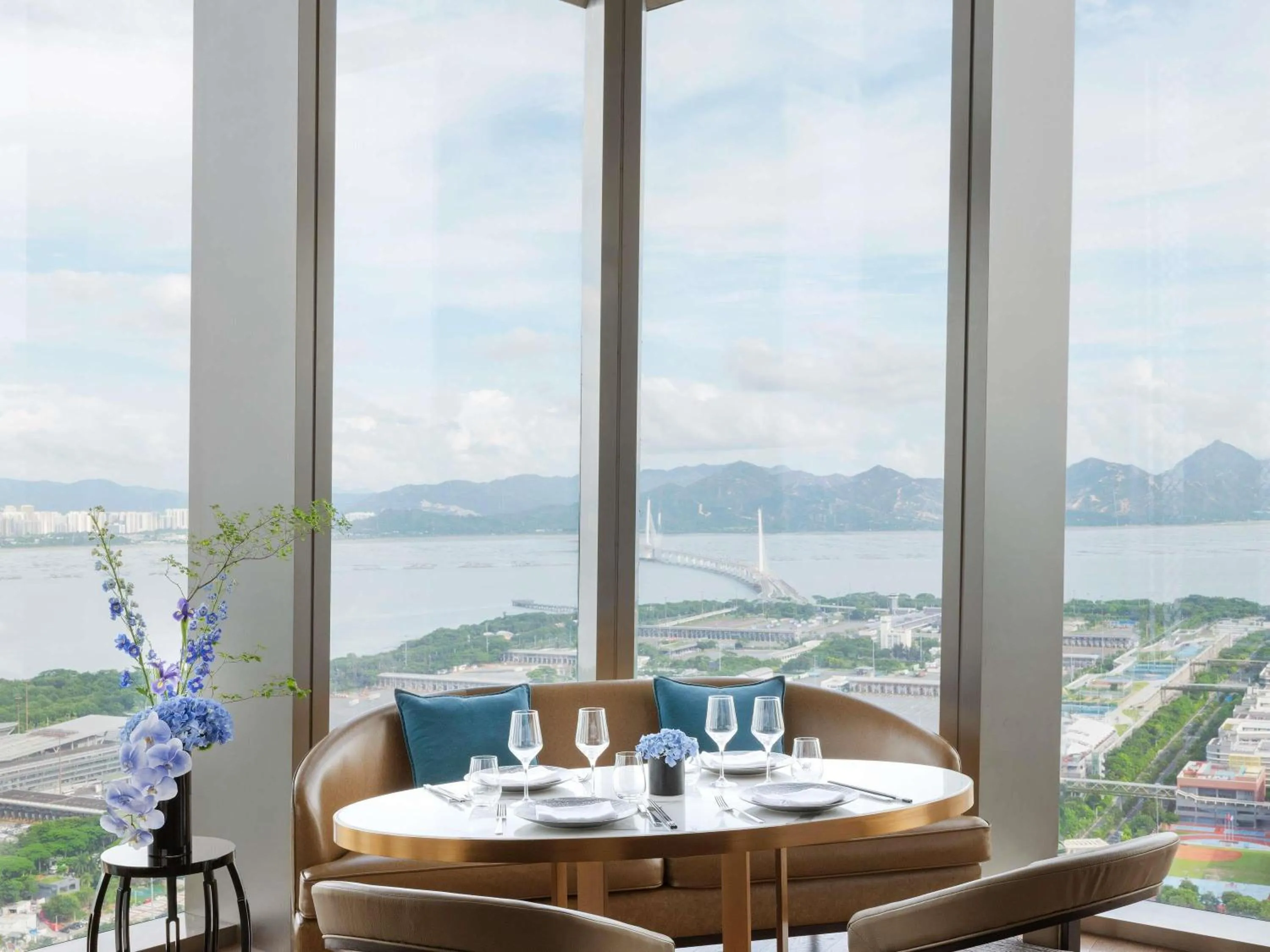 Restaurant/places to eat in Raffles Shenzhen, Situated in the heart of One Shenzhen Bay, Book Now to Enjoy Free Minibar and Happy Hour Privileges at Long Bar on 71F