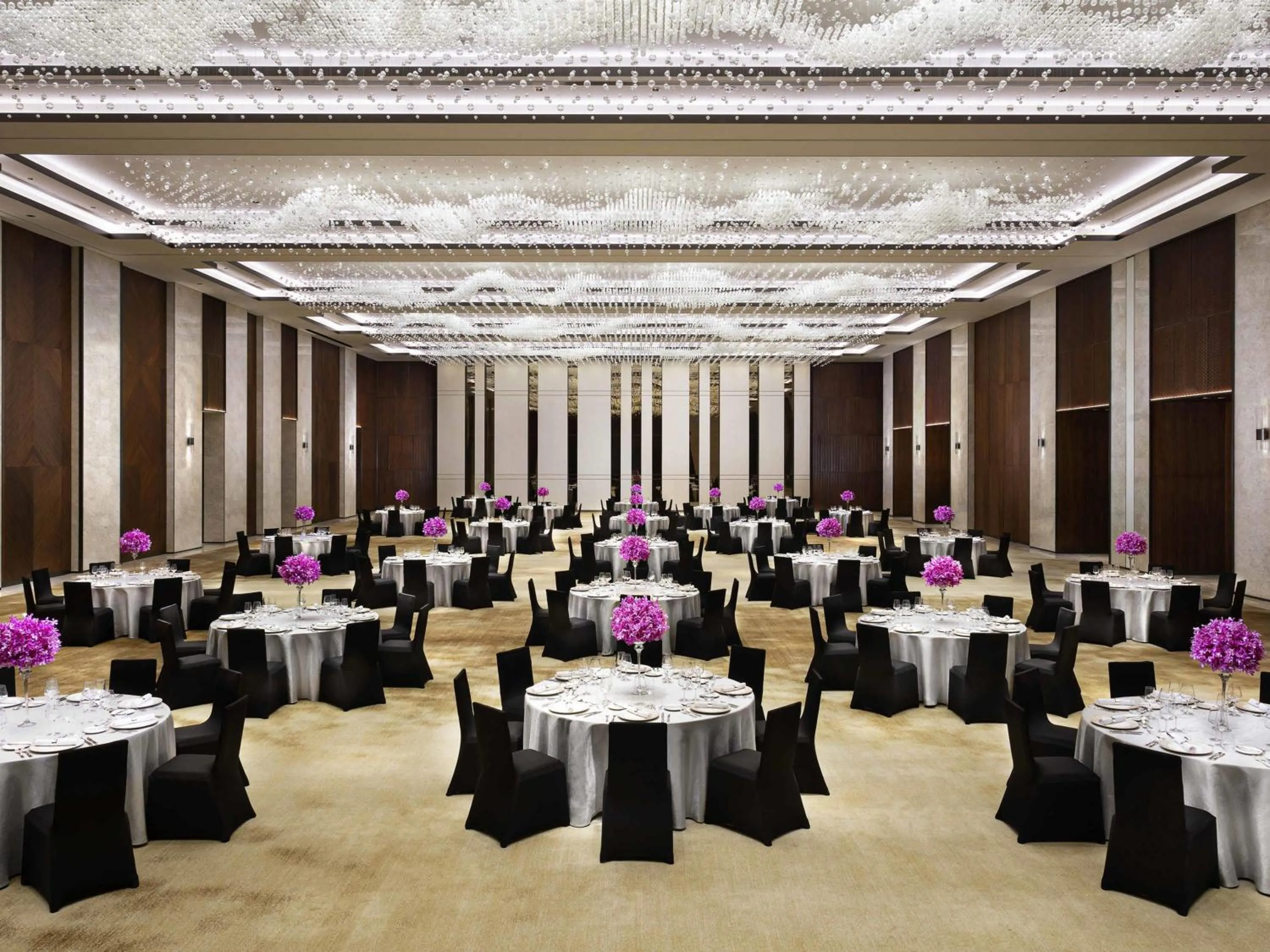 wedding in Raffles Shenzhen, Situated in the heart of One Shenzhen Bay, Book Now to Enjoy Free Minibar and Happy Hour Privileges at Long Bar on 71F