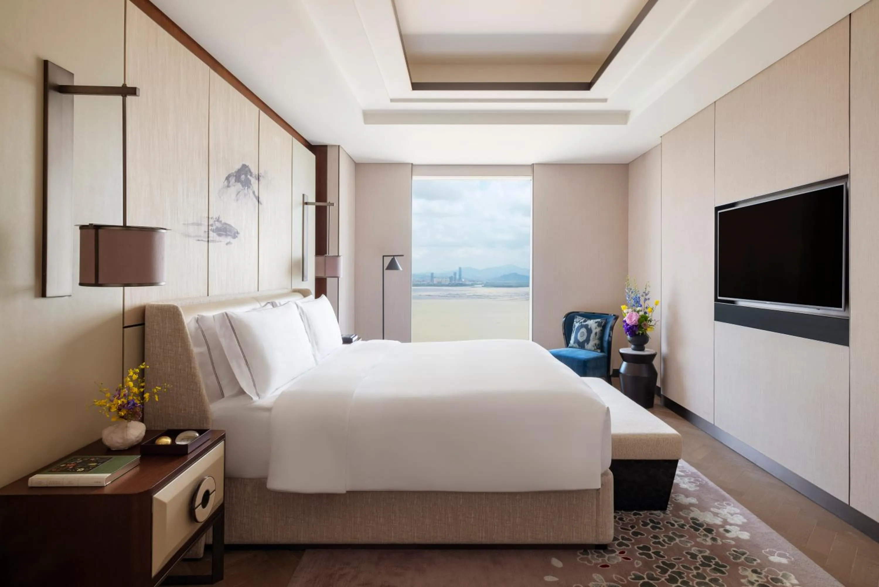 Bed in Raffles Shenzhen, Situated in the heart of One Shenzhen Bay, Book Now to Enjoy Free Minibar and Happy Hour Privileges at Long Bar on 71F