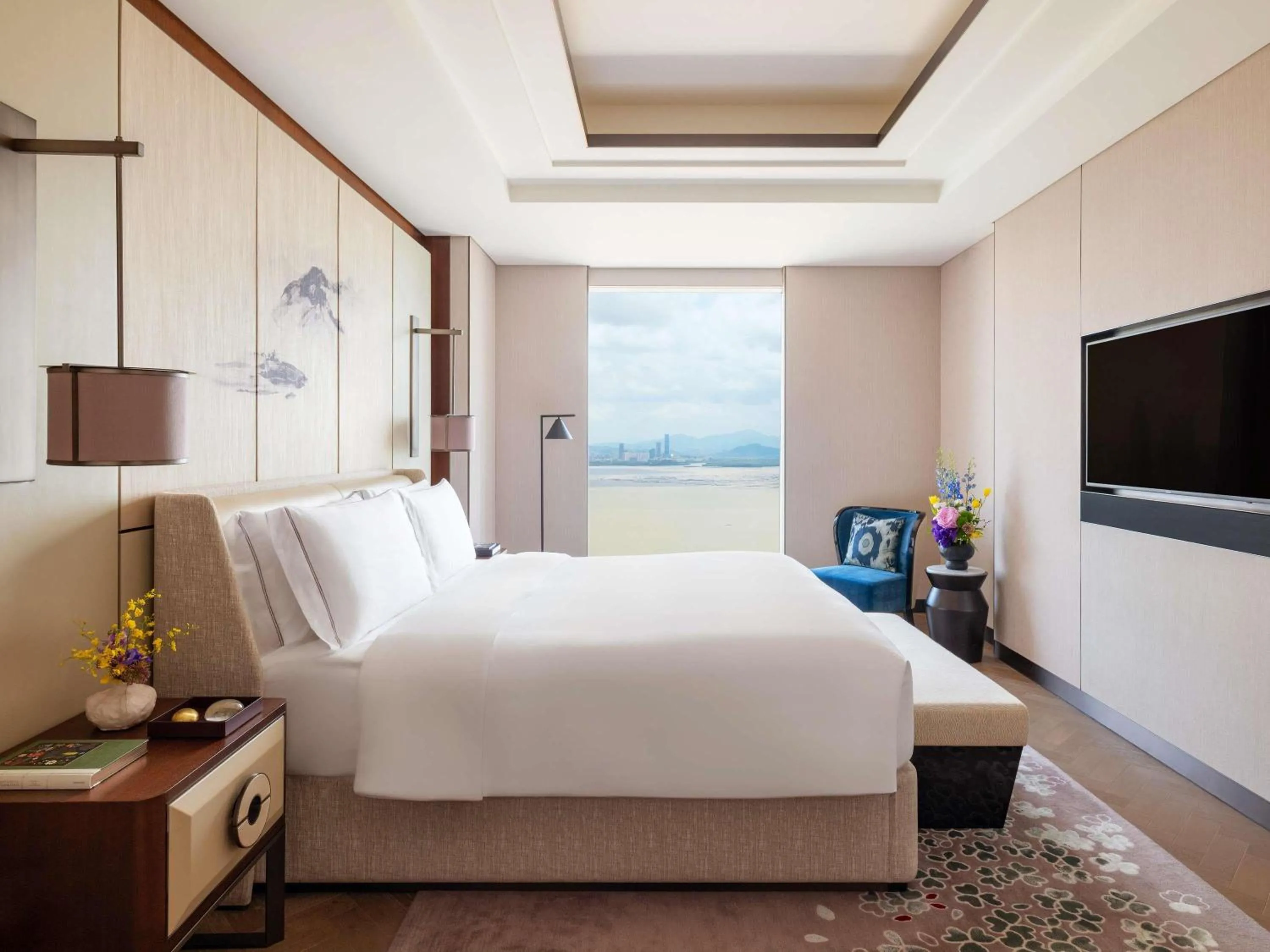 Bedroom, Bed in Raffles Shenzhen, Situated in the heart of One Shenzhen Bay, Book Now to Enjoy Free Minibar and Happy Hour Privileges at Long Bar on 71F