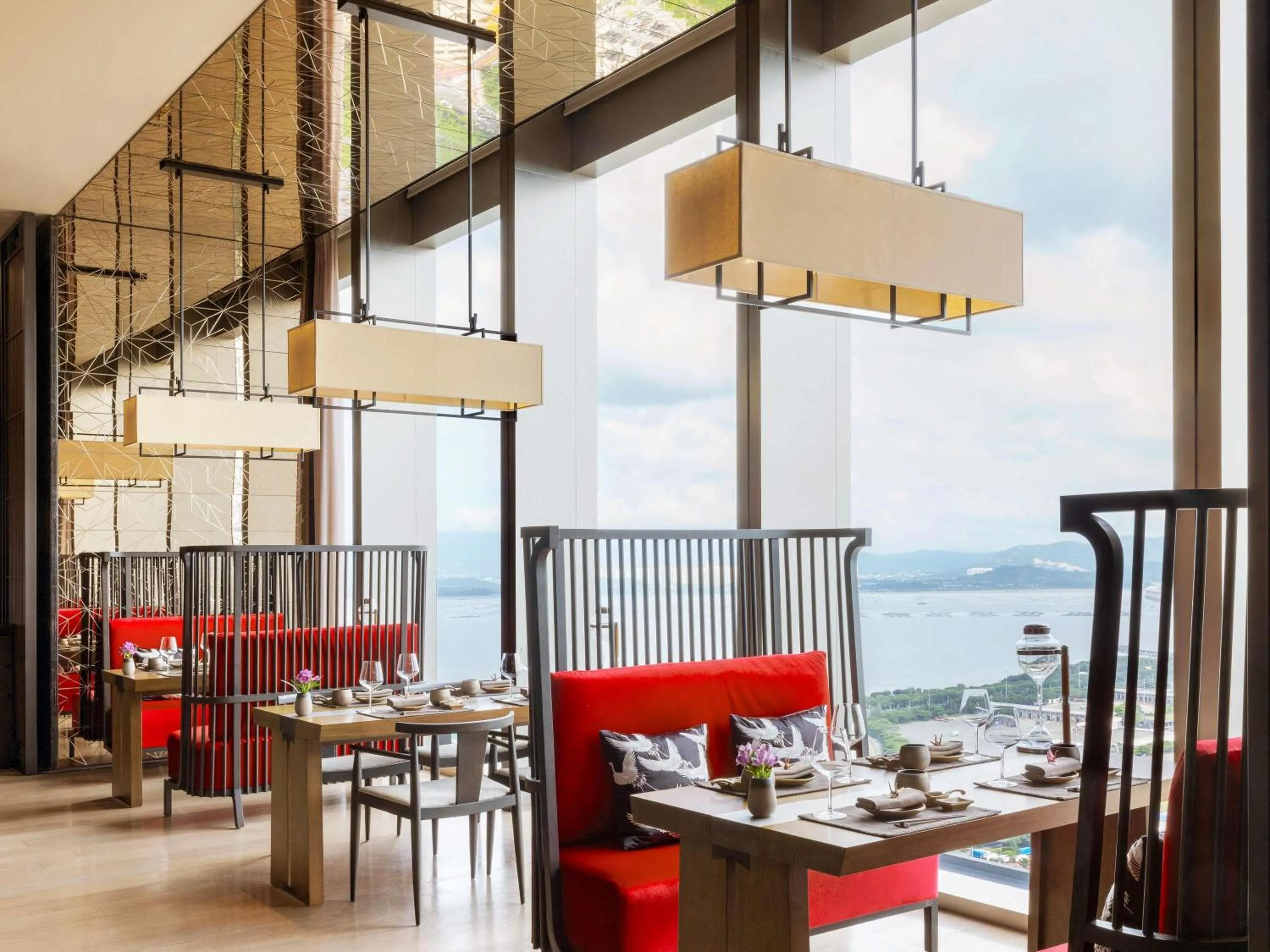 Restaurant/places to eat in Raffles Shenzhen, Situated in the heart of One Shenzhen Bay, Book Now to Enjoy Free Minibar and Happy Hour Privileges at Long Bar on 71F
