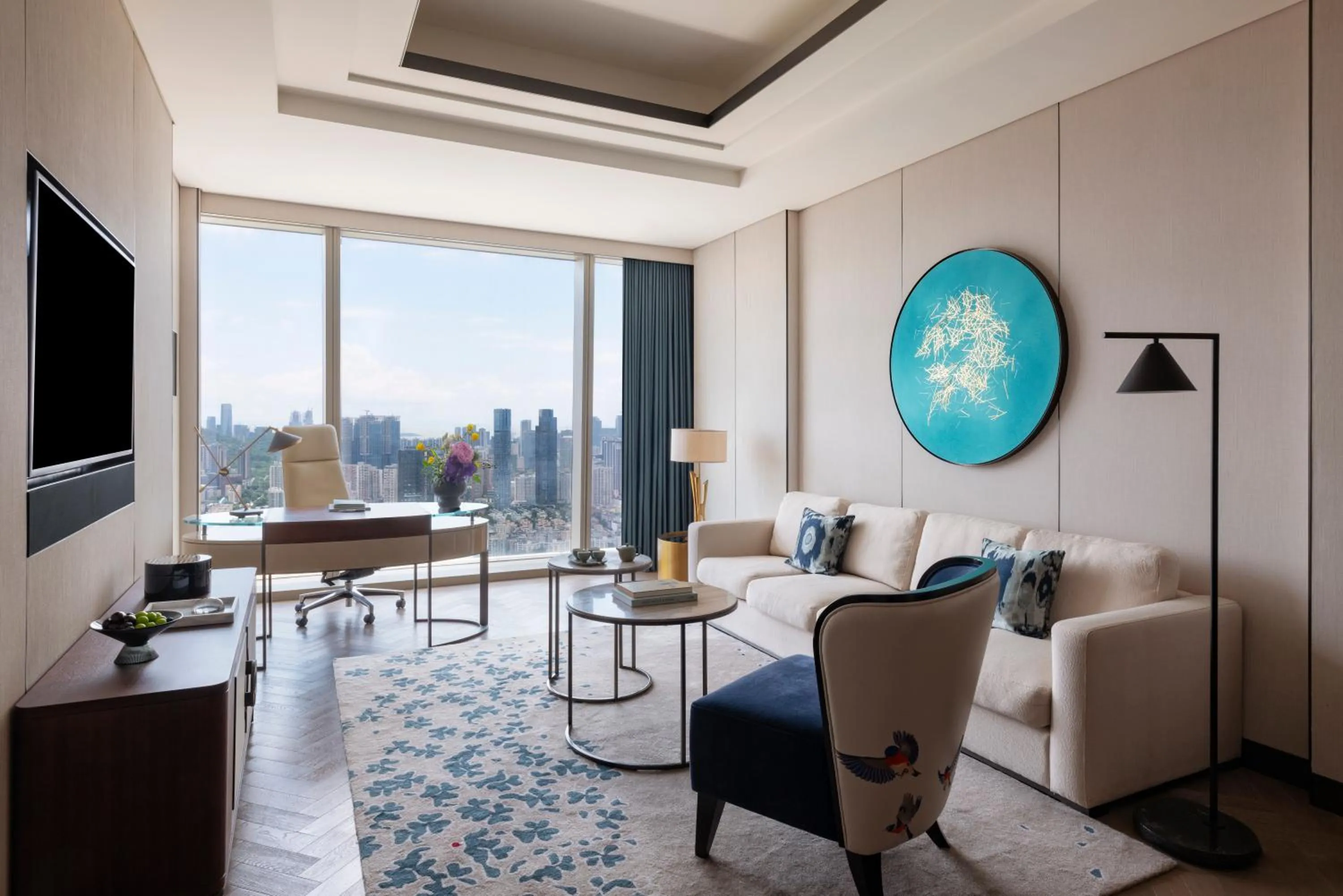 Living room in Raffles Shenzhen, Situated in the heart of One Shenzhen Bay, Book Now to Enjoy Free Minibar and Happy Hour Privileges at Long Bar on 71F
