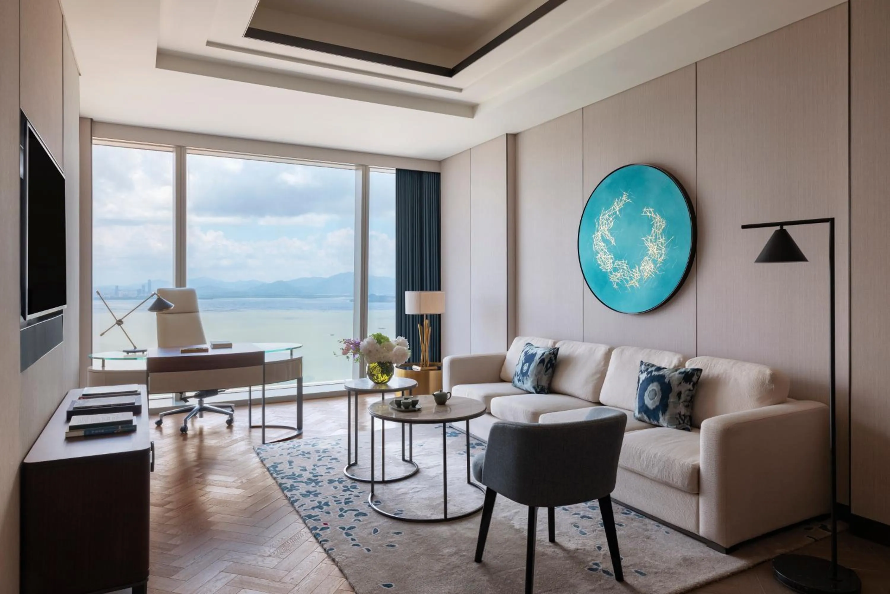 Living room in Raffles Shenzhen, Situated in the heart of One Shenzhen Bay, Book Now to Enjoy Free Minibar and Happy Hour Privileges at Long Bar on 71F