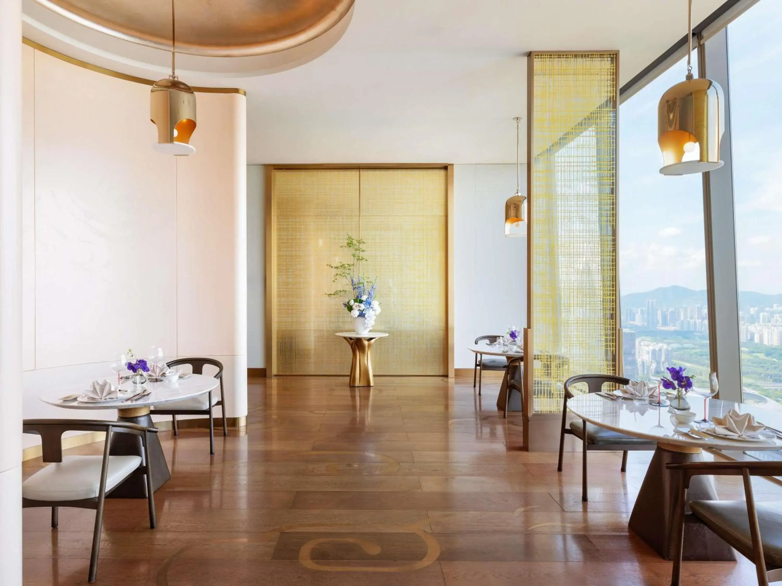 Restaurant/places to eat in Raffles Shenzhen, Situated in the heart of One Shenzhen Bay, Book Now to Enjoy Free Minibar and Happy Hour Privileges at Long Bar on 71F Restaurant/places to eat in Raffles Shenzhen, Situated in the heart of One Shenzhen Bay, Book Now to Enjoy Free Minibar and Happy Hour Privileges at Long Bar on 71F