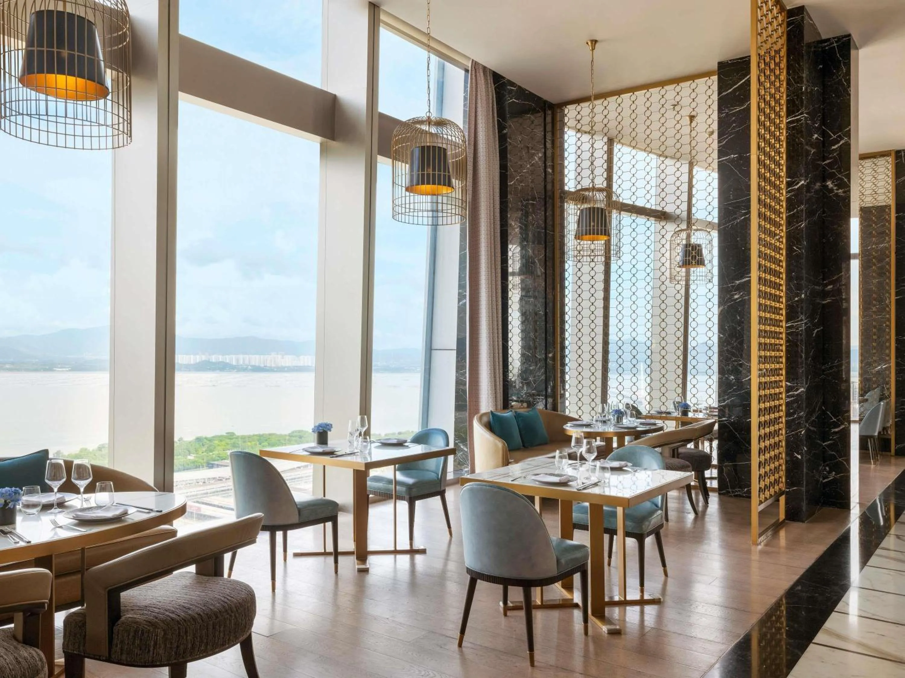 Restaurant/places to eat in Raffles Shenzhen, Situated in the heart of One Shenzhen Bay, Book Now to Enjoy Free Minibar and Happy Hour Privileges at Long Bar on 71F