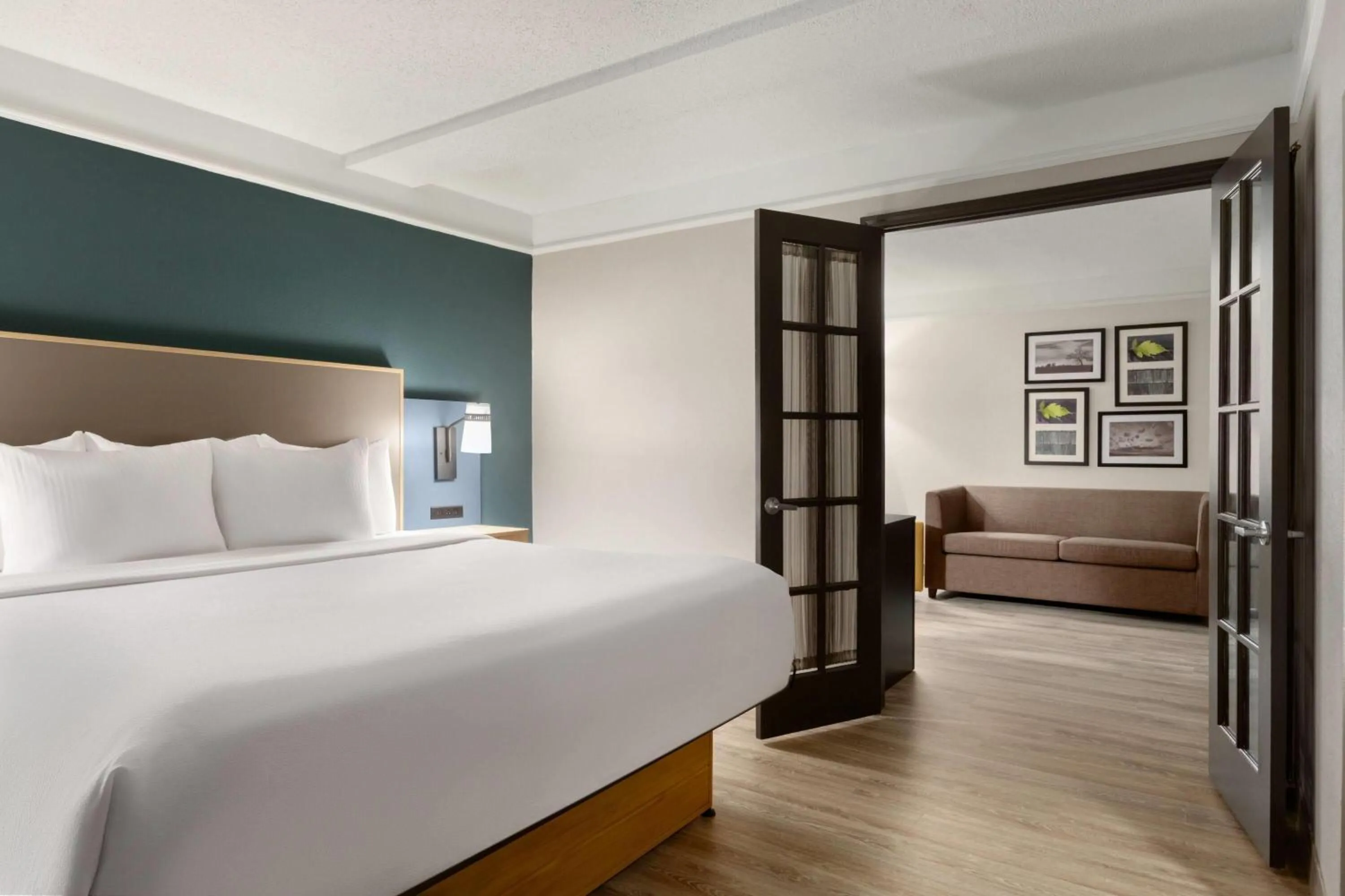 Photo of the whole room, Bed in La Quinta by Wyndham Dallas Arlington South