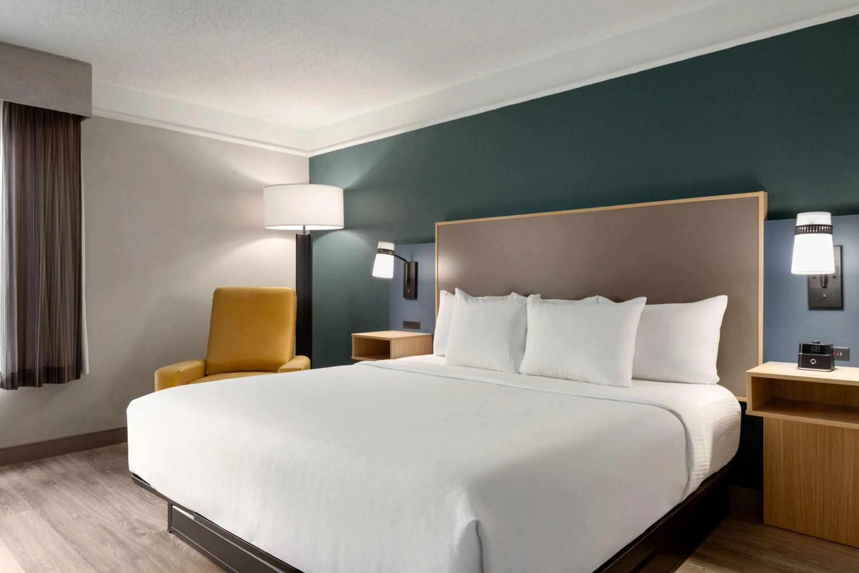 Photo of the whole room, Bed in La Quinta by Wyndham Dallas Arlington South