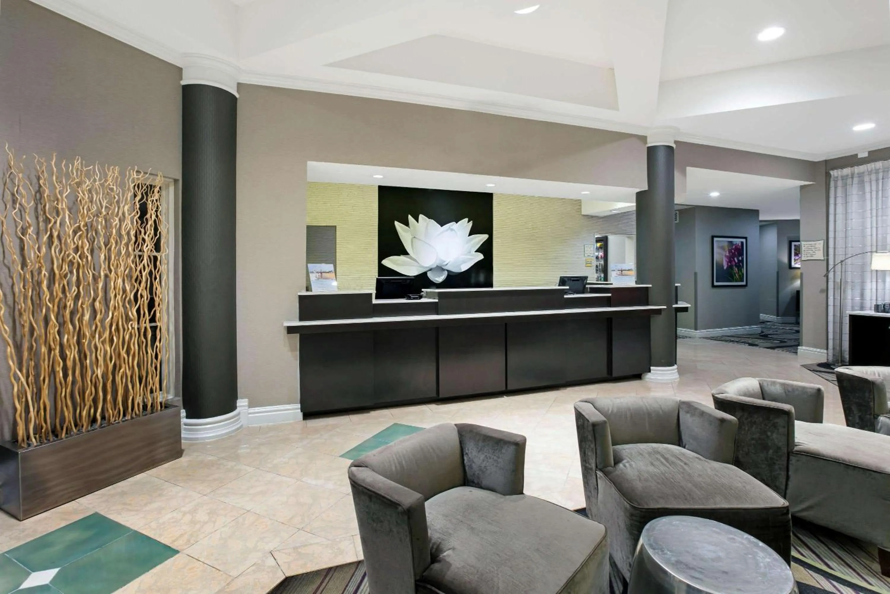 Lobby or reception in La Quinta by Wyndham Dallas Arlington South