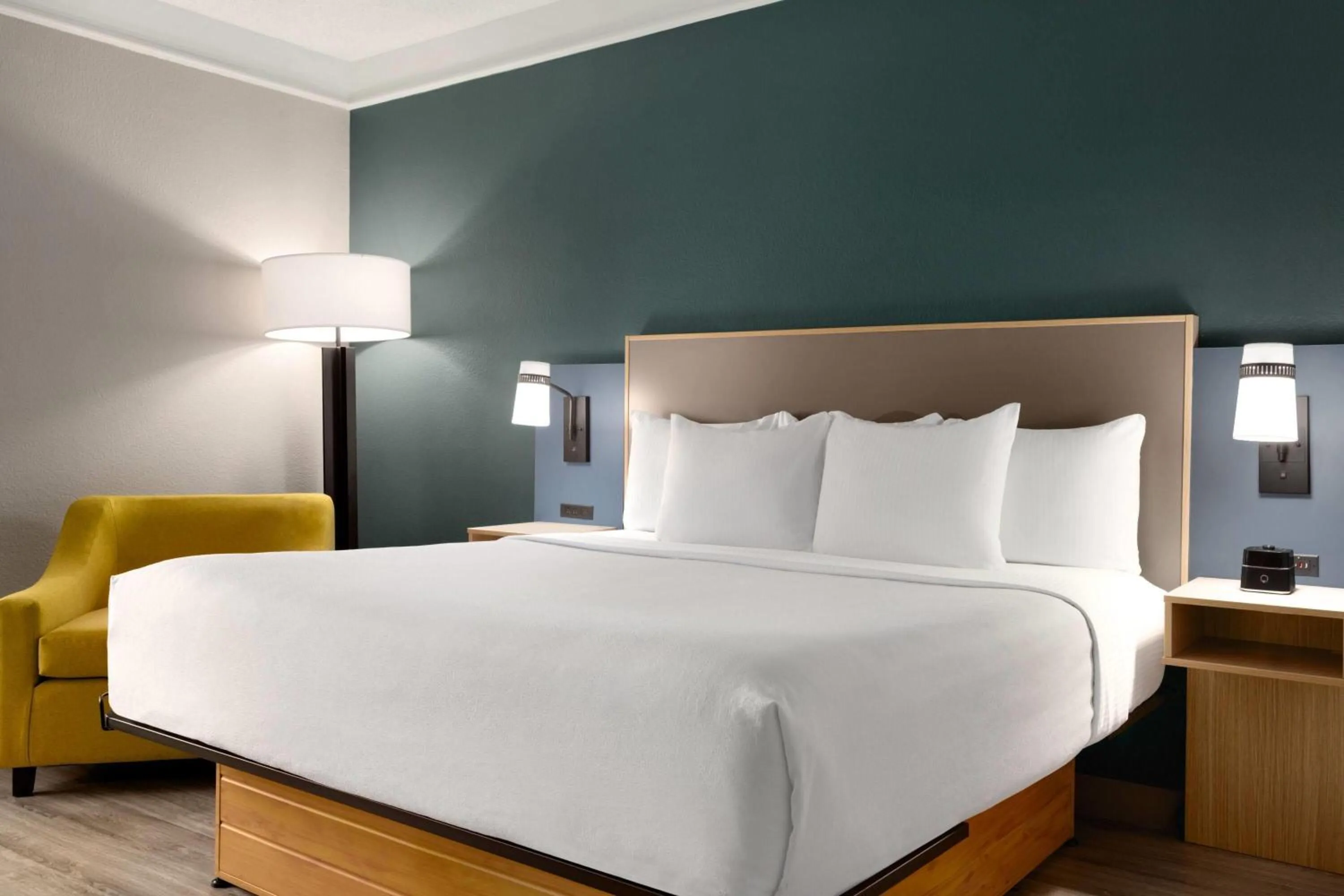 Photo of the whole room, Bed in La Quinta by Wyndham Dallas Arlington South