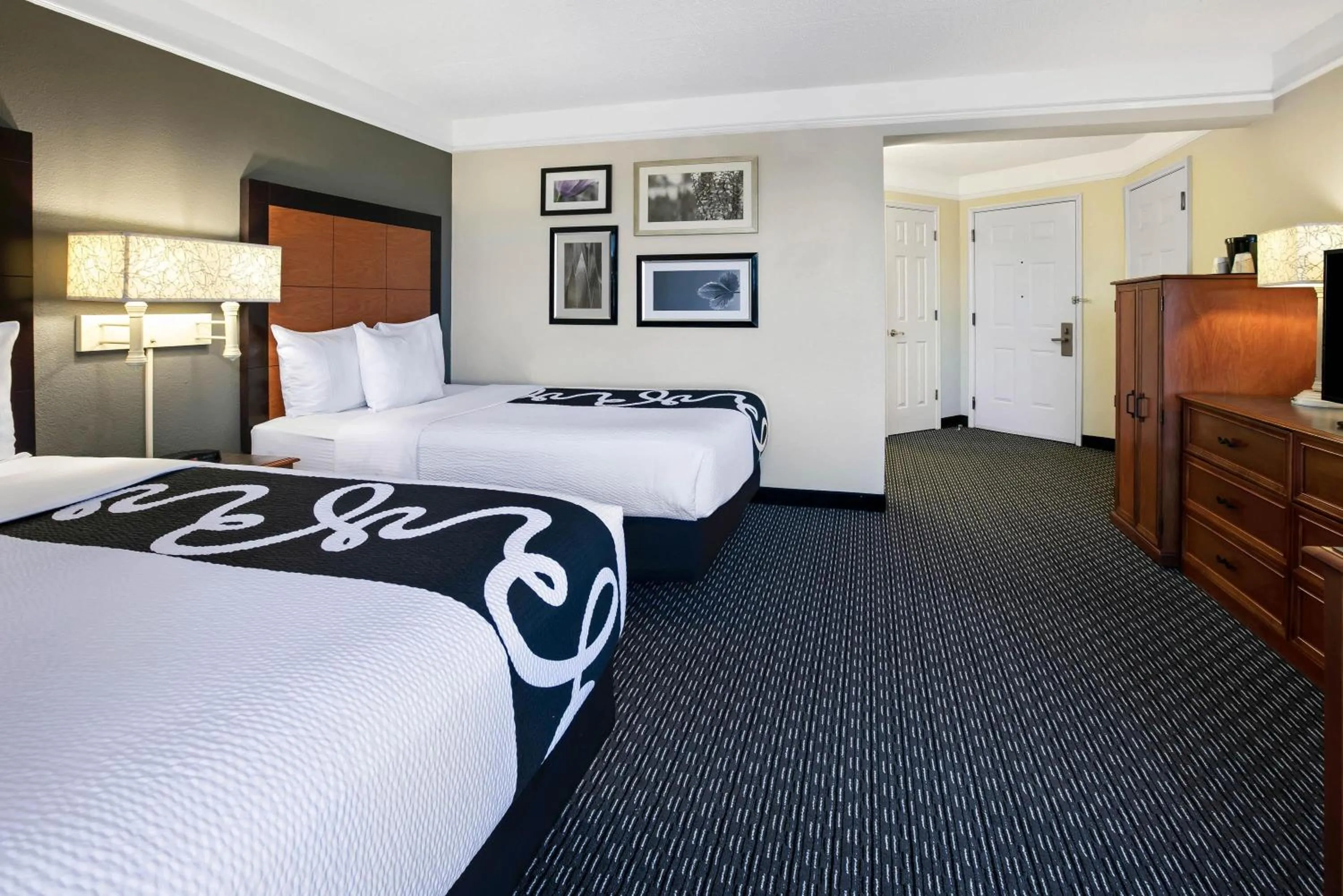 Photo of the whole room, Bed in La Quinta by Wyndham Dallas Arlington South