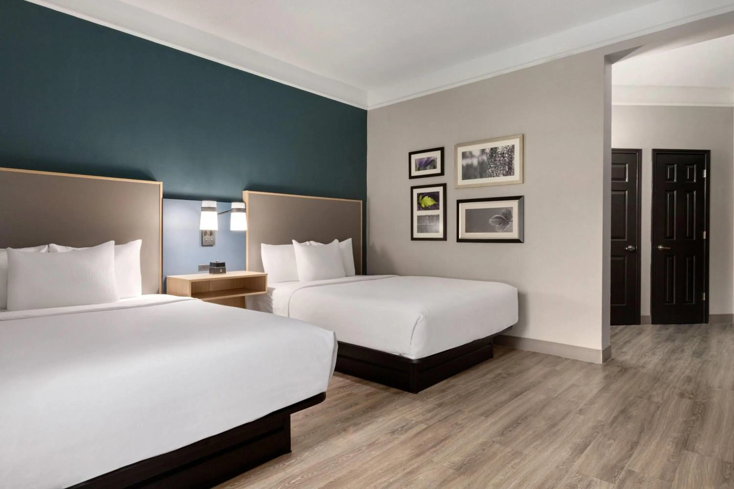 Photo of the whole room, Bed in La Quinta by Wyndham Dallas Arlington South