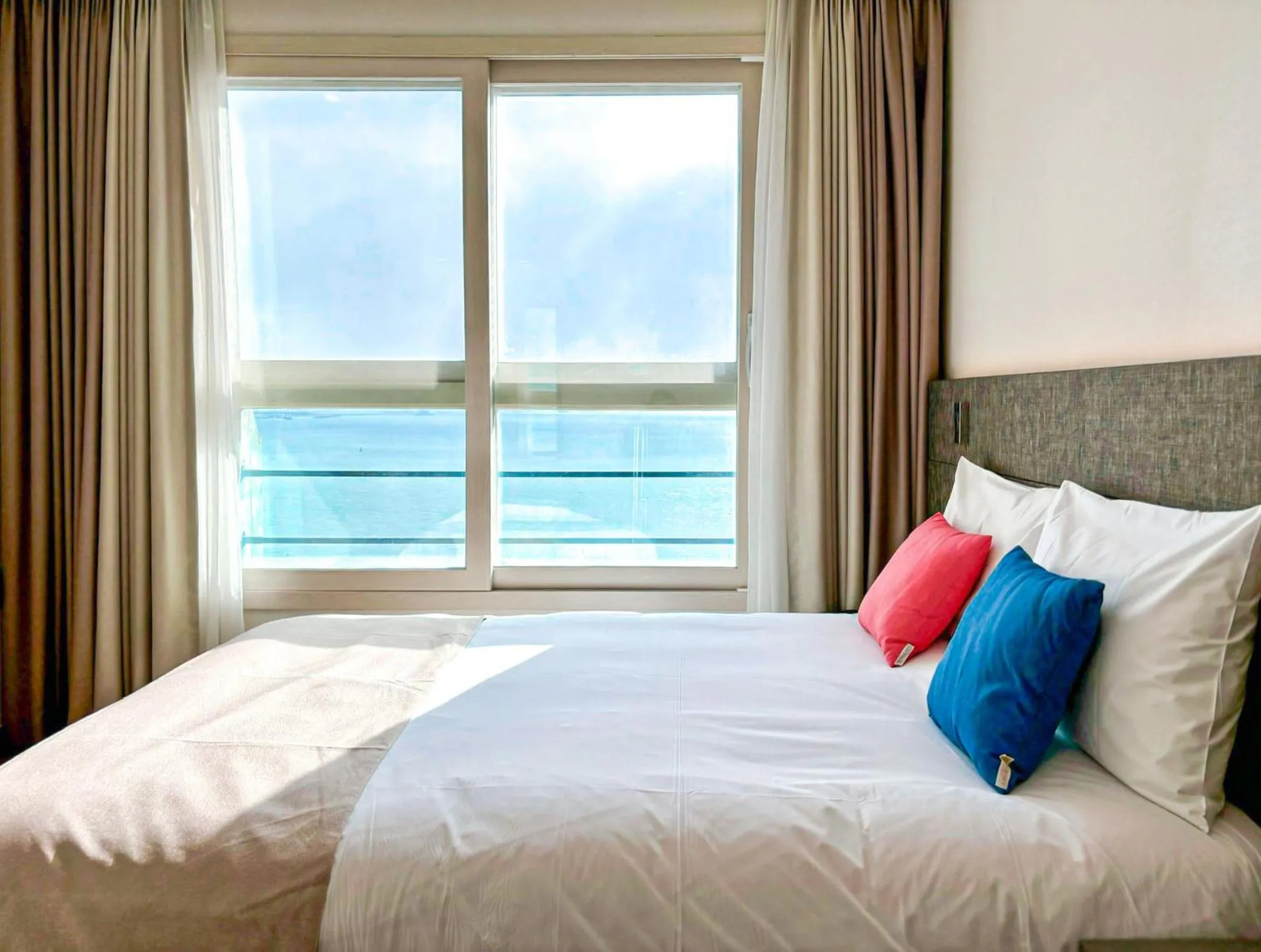 View (from property/room), Bed in Airsky Hotel Incheon