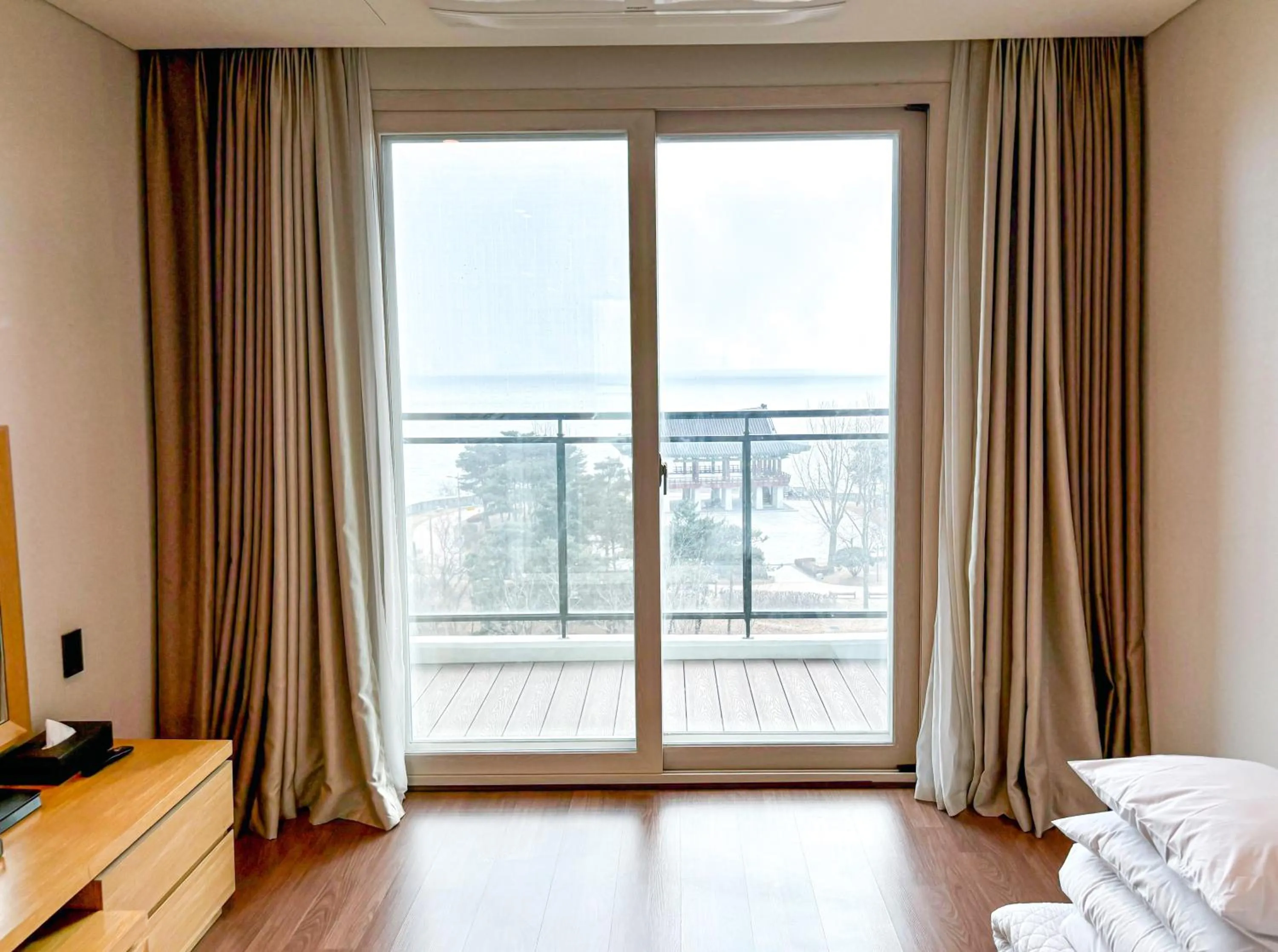 View (from property/room), Bed in Airsky Hotel Incheon