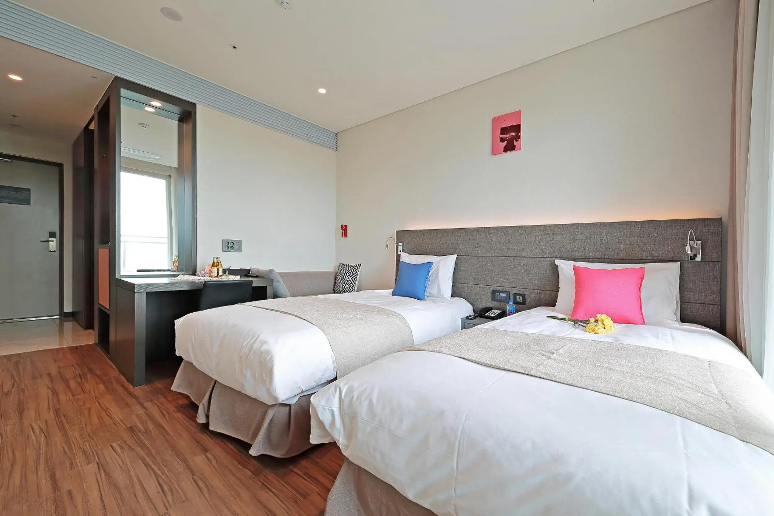 Premier Twin Room with Partial Sea View - Pet Friendly Room in Airsky Hotel Incheon Premier Twin Room with Partial Sea View - Pet Friendly Room in Airsky Hotel Incheon