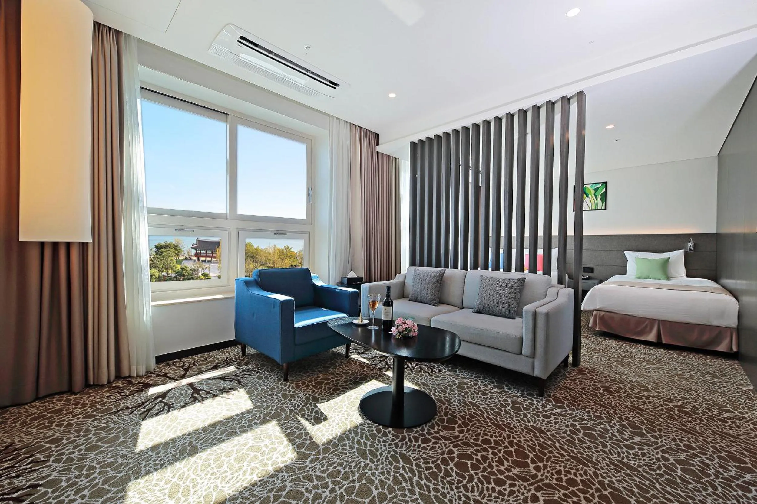 Living room, Bed in Airsky Hotel Incheon