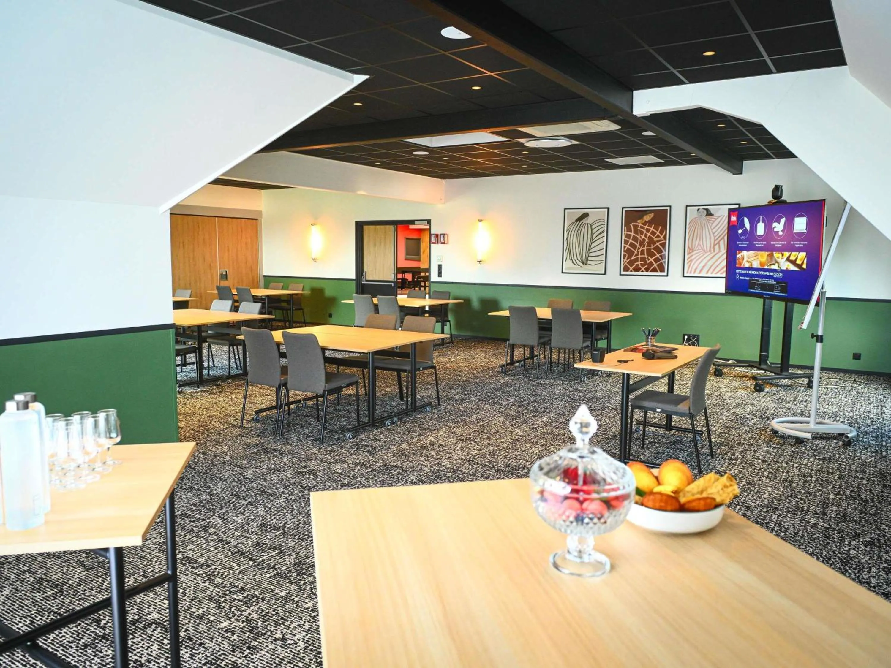 Meeting/conference room in ibis Beaune La Ferme Aux Vins