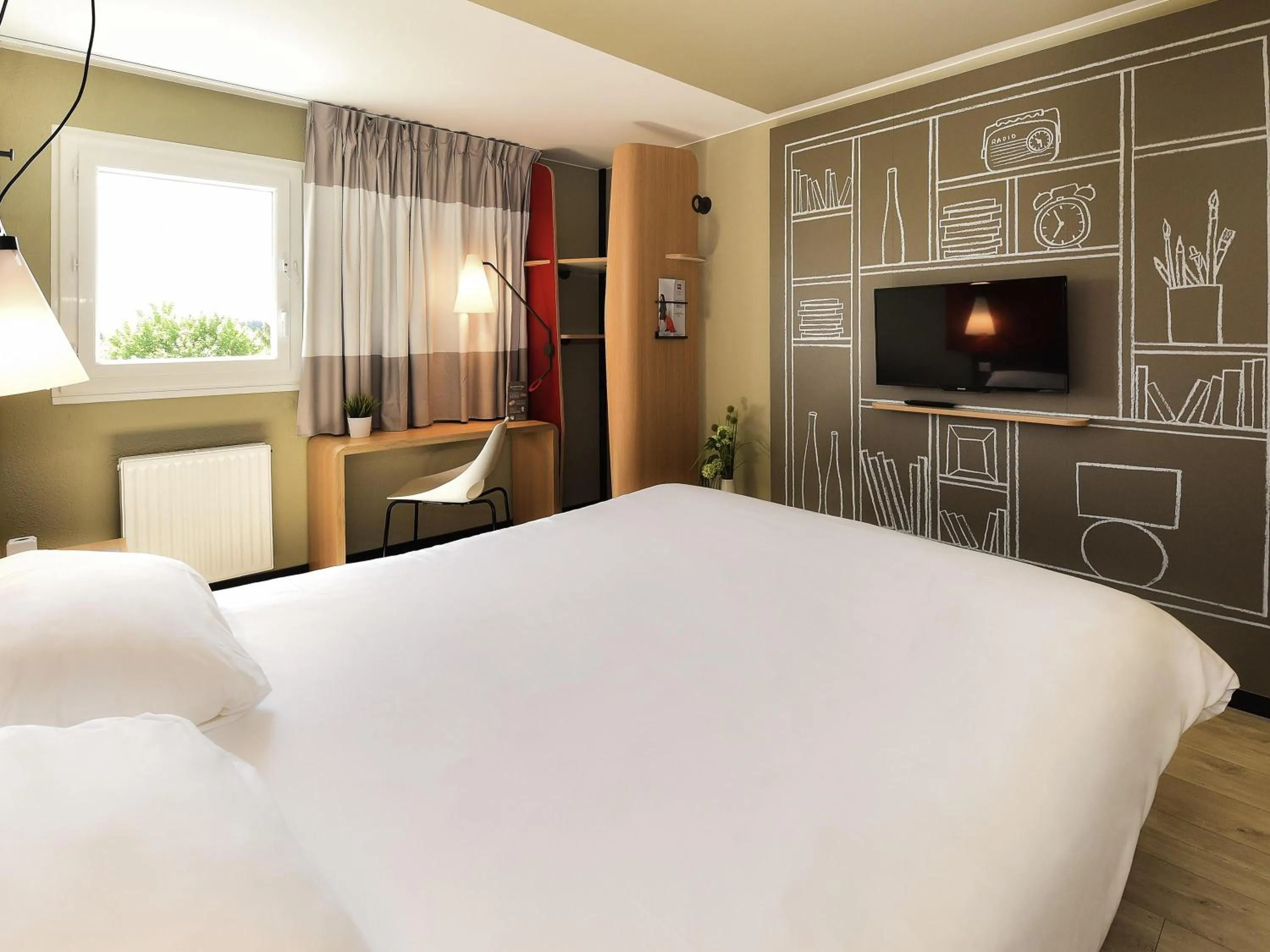 Bedroom, Bed in ibis Beaune La Ferme Aux Vins