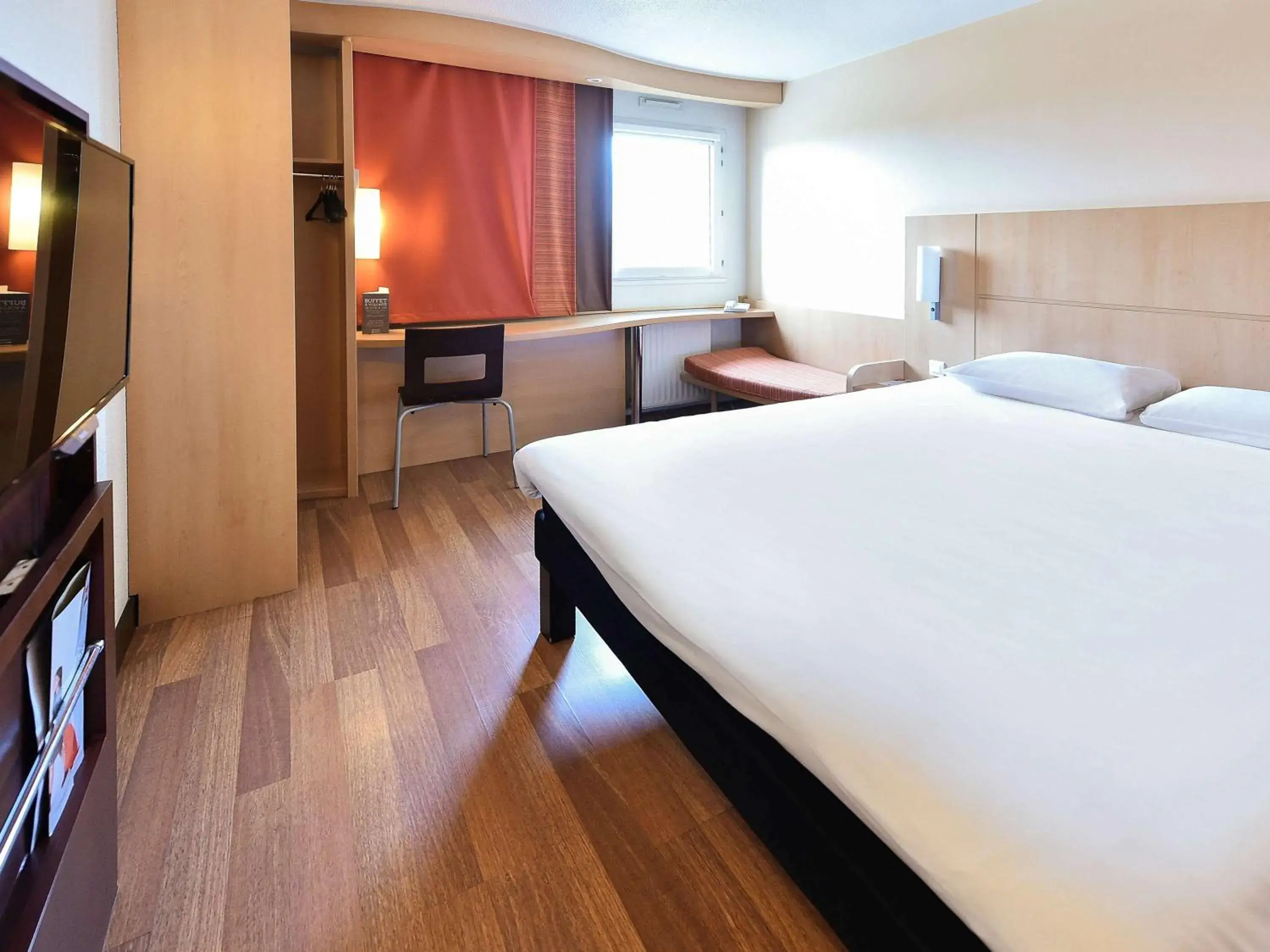 Bedroom, Bed in ibis Beaune La Ferme Aux Vins Bedroom, Bed in ibis Beaune La Ferme Aux Vins