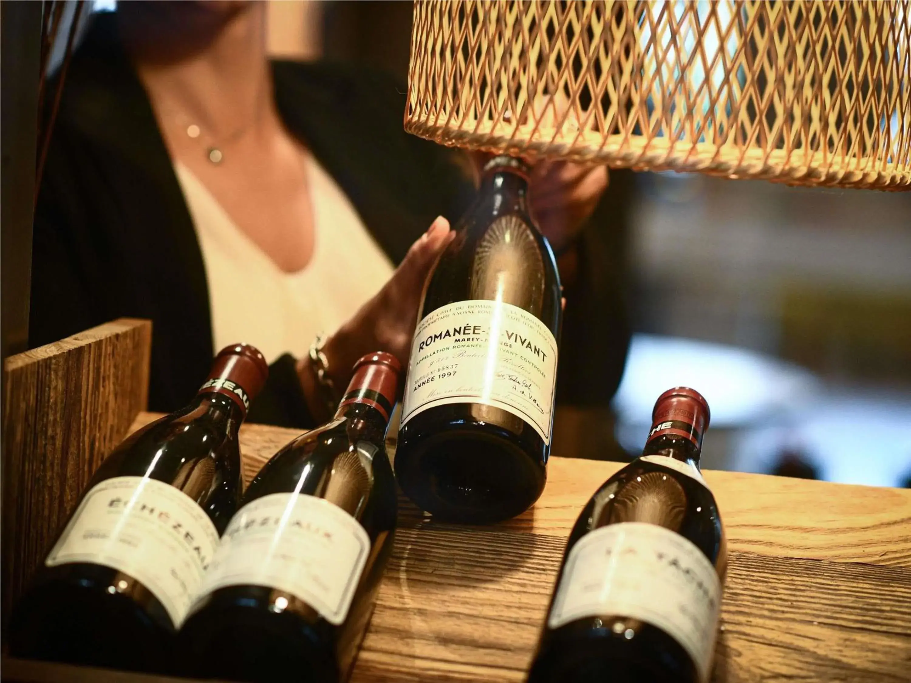 Lounge or bar in ibis Beaune La Ferme Aux Vins Lounge or bar in ibis Beaune La Ferme Aux Vins