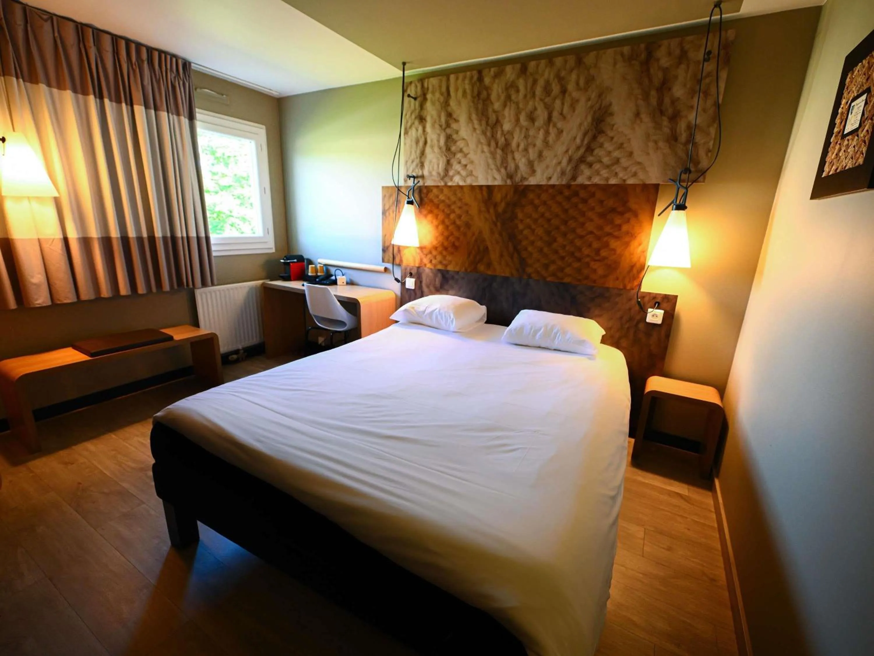 Bedroom, Bed in ibis Beaune La Ferme Aux Vins