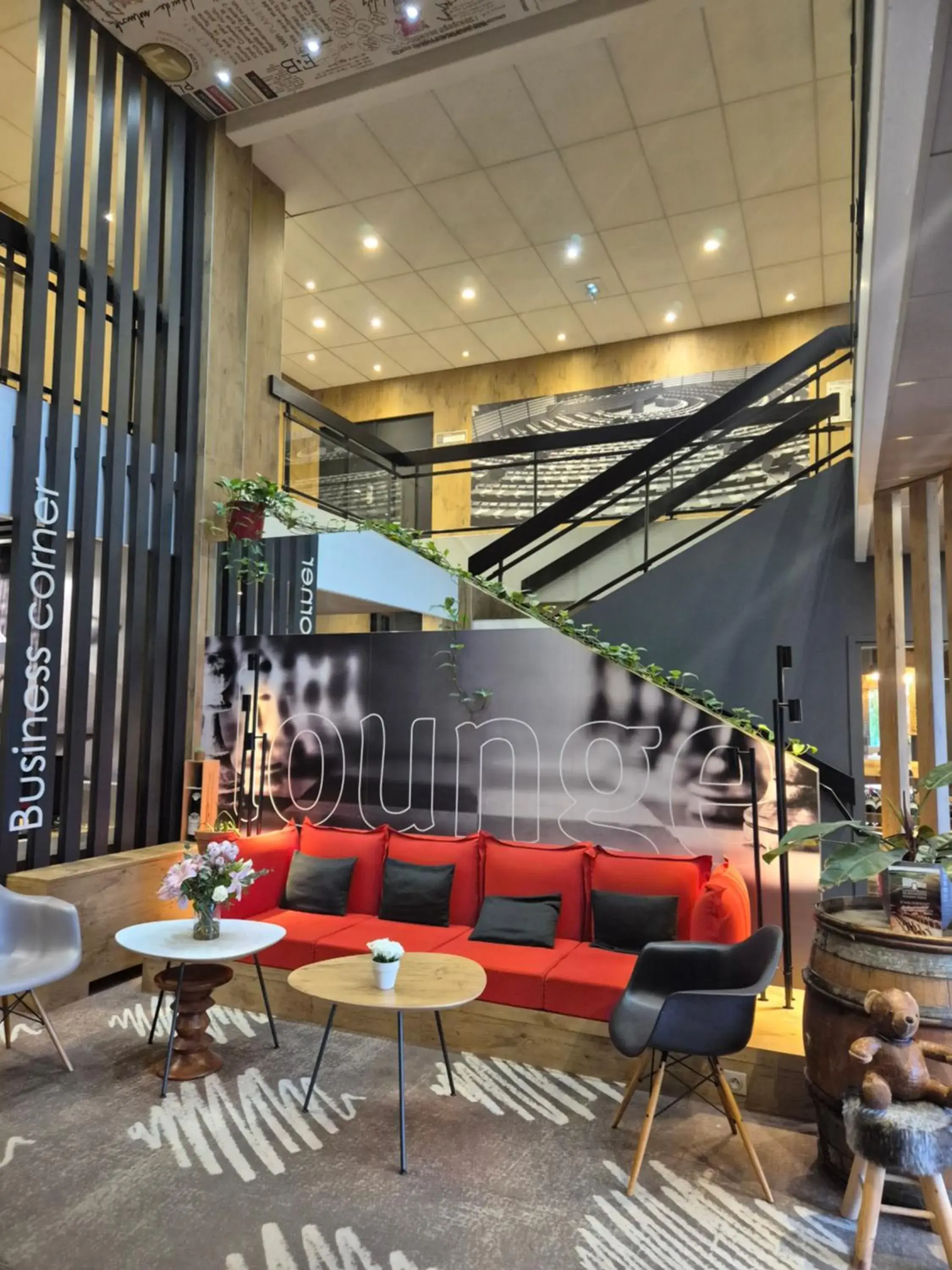 Lobby or reception in ibis Beaune La Ferme Aux Vins Lobby or reception in ibis Beaune La Ferme Aux Vins