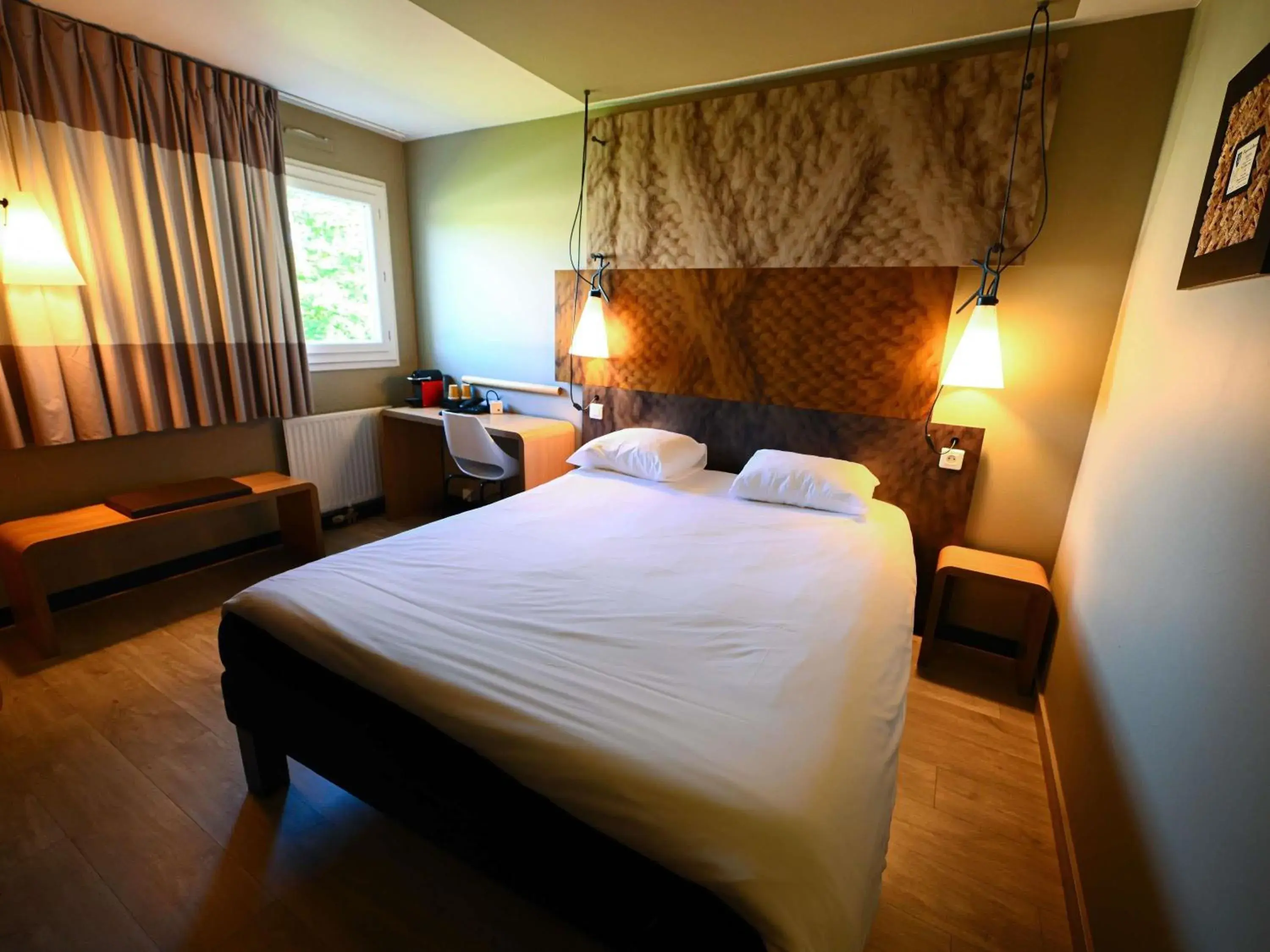 Bedroom, Bed in ibis Beaune La Ferme Aux Vins Bedroom, Bed in ibis Beaune La Ferme Aux Vins